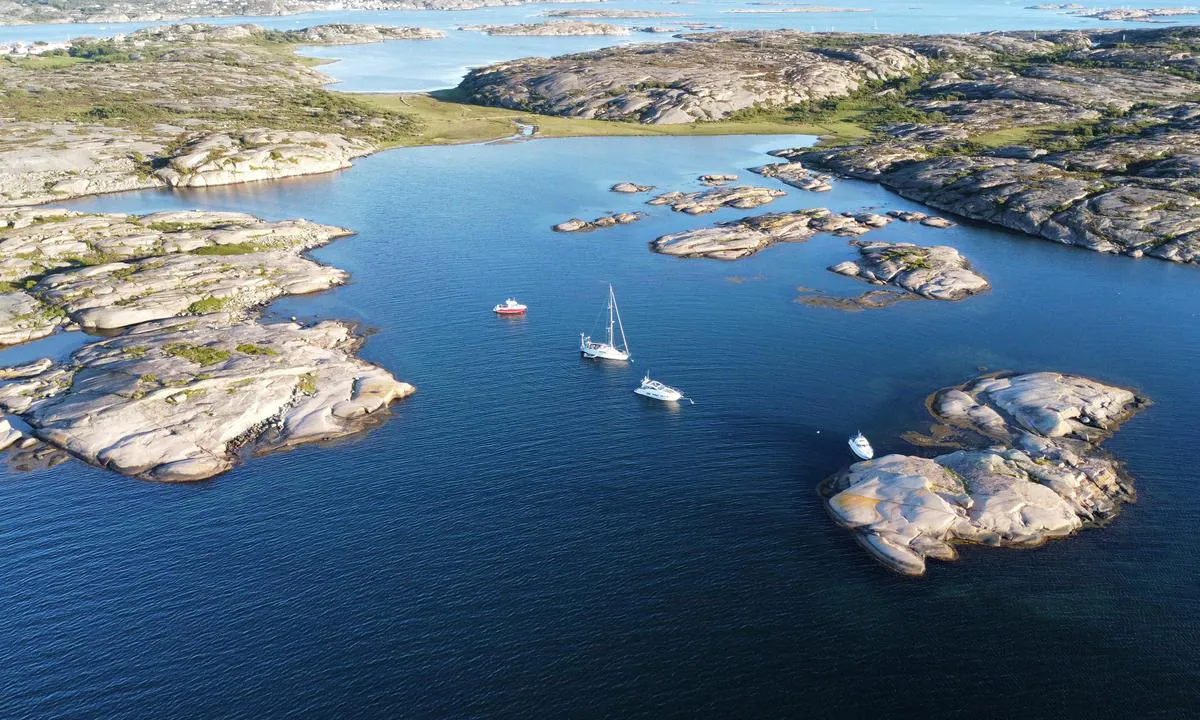 Ängholmen - Storön - SXK Västkust bouy: Two sailboats on the SXK bouys