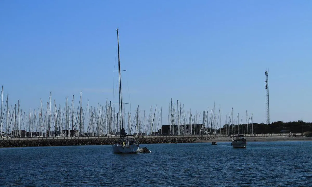 Anholt: {"base": "no", "no": "Popul\u00e6rhavn hvor b\u00e5ten ligger tett i tett innenfor moloen. I godv\u00e6r er det fint \u00e5 ligge p\u00e5 svai p\u00e5 utsiden.", "se": "Popul\u00e4r hamn d\u00e4r b\u00e5tarna ligger t\u00e4tt intill varandra innanf\u00f6r v\u00e5gbrytaren. Vid bra v\u00e4der \u00e4r det trevligt att ligga p\u00e5 svaj p\u00e5 utsidan.", "en": "Popular harbor where boats are moored closely together inside the breakwater. In good weather, it is nice to lie anchored outside.", "da": "Popul\u00e6r havn hvor b\u00e5den ligger t\u00e6t i t\u00e6t indenfor molen. I godt vejr er det fint at ligge for anker p\u00e5 ydersiden."}