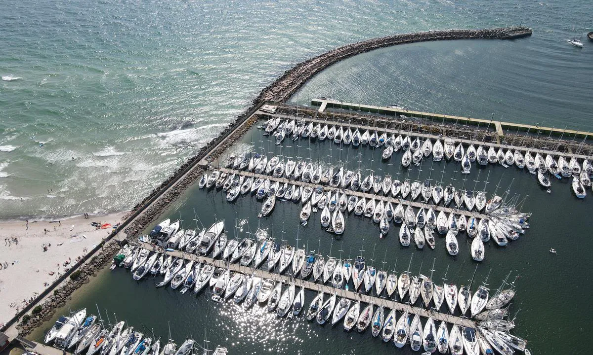 Anholt Havn: {"base": "no", "no": "Det er laget en ny ventebrygge i yttre havn. Her ligger du urolig med vestavind. N\u00e5r det er mange blir b\u00e5tene lagt i doble rekker.", "se": "Det har byggts en ny v\u00e4ntbrygga i yttre hamnen. H\u00e4r ligger du orolig vid v\u00e4stlig vind. N\u00e4r det \u00e4r m\u00e5nga b\u00e5tar l\u00e4ggs de i dubbla rader.", "en": "A new waiting dock has been made in the outer harbor. You will be restless here with a westerly wind. When there are many boats, they are placed in double rows.", "da": "Der er lavet en ny ventebro i yderhavnen. Her ligger du uroligt med vestenvind. N\u00e5r der er mange, bliver b\u00e5dene lagt i dobbelte r\u00e6kker."}