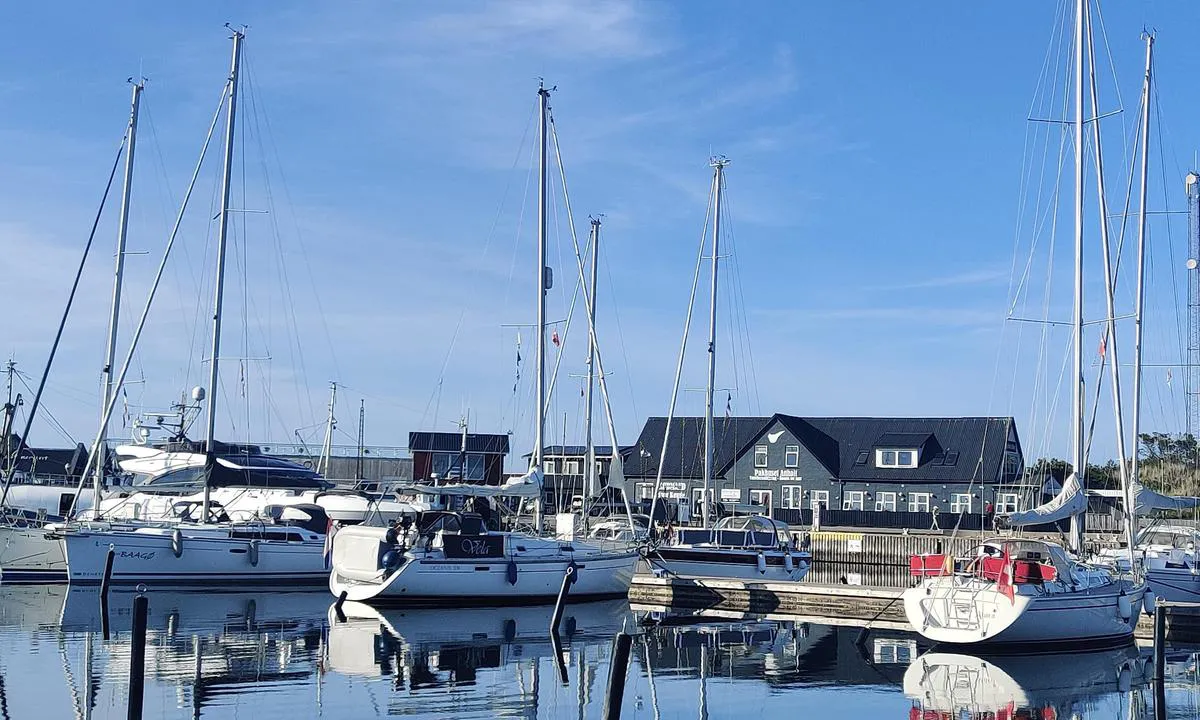 Anholt Havn: {"base": "en", "no": "slutten av juni", "se": "slutet av juni", "en": "end of june", "da": "slutningen af juni"}