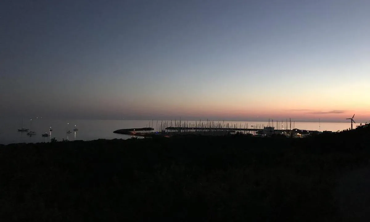 Anholt: {"base": "no", "no": "Kveldsstemning", "se": "Kv\u00e4llsst\u00e4mning", "en": "Evening atmosphere", "da": "Aftenstemning"}