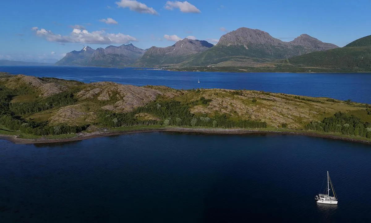 Ankersvågen: {"base": "en", "no": "God ankringsplass her. Godt beskyttet.", "se": "Bra ankringsplats h\u00e4r. V\u00e4l skyddad.", "en": "Good anchoring here. Well protected.", "da": "God ankringsplads her. Godt beskyttet.", "fr": "Bon mouillage ici. Bien prot\u00e9g\u00e9.", "de": "Gutes Ankern hier. Gut gesch\u00fctzt.", "es": "Buen fondeadero aqu\u00ed. Bien protegido.", "it": "Buon ancoraggio qui. Ben protetto.", "pt": "Boa ancoragem aqui. Bem protegido.", "nl": "Goed ankeren hier. Goed beschut.", "pl": "Dobre kotwicowisko tutaj. Dobrze chronione.", "uk": "\u0425\u043e\u0440\u043e\u0448\u0430 \u044f\u043a\u0456\u0440\u043d\u0430 \u0441\u0442\u043e\u044f\u043d\u043a\u0430 \u0442\u0443\u0442. \u0414\u043e\u0431\u0440\u0435 \u0437\u0430\u0445\u0438\u0449\u0435\u043d\u0430.", "ro": "Ancorare bun\u0103 aici. Bine protejat.", "tr": "Burada iyi demir at\u0131l\u0131r. \u0130yi korunmu\u015f.", "el": "\u039a\u03b1\u03bb\u03ae \u03b1\u03b3\u03ba\u03c5\u03c1\u03bf\u03b2\u03cc\u03bb\u03b7\u03c3\u03b7 \u03b5\u03b4\u03ce. \u039a\u03b1\u03bb\u03ac \u03c0\u03c1\u03bf\u03c3\u03c4\u03b1\u03c4\u03b5\u03c5\u03bc\u03ad\u03bd\u03bf.", "cs": "Dobr\u00e9 kotven\u00ed zde. Dob\u0159e chr\u00e1n\u011bn\u00e9.", "hu": "J\u00f3 horgonyz\u00e1s itt. J\u00f3l v\u00e9dett.", "fi": "Hyv\u00e4 ankkurointipaikka t\u00e4\u00e4ll\u00e4. Hyvin suojattu.", "bg": "\u0414\u043e\u0431\u0440\u043e \u0437\u0430\u043a\u043e\u0442\u0432\u044f\u043d\u0435 \u0442\u0443\u043a. \u0414\u043e\u0431\u0440\u0435 \u0437\u0430\u0449\u0438\u0442\u0435\u043d\u043e.", "sr": "Dobro sidri\u0161te ovde. Dobro za\u0161ti\u0107eno.", "et": "Hea ankurduskoht siin. H\u00e4sti kaitstud.", "lv": "\u0160eit laba enkuro\u0161an\u0101s. Labi aizsarg\u0101ts.", "lt": "Geras inkaravimas \u010dia. Gerai apsaugota."}