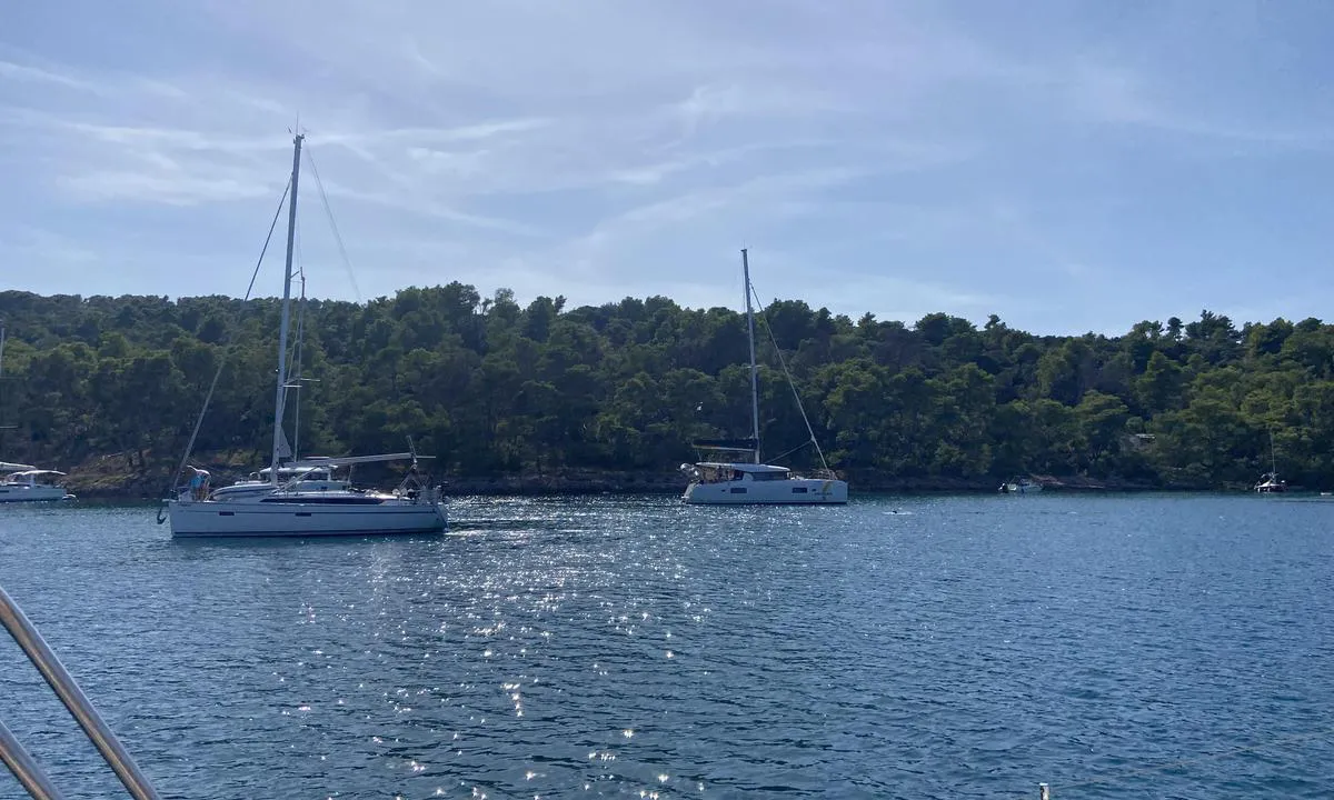 Uvala Maslinica: {"base": "no", "no": "Lun plass, 6-7 M dypt", "se": "Lugn plats, 6-7 M djupt", "en": "Sheltered spot, 6-7 meters deep", "da": "Lunt sted, 6-7 m dybt"}