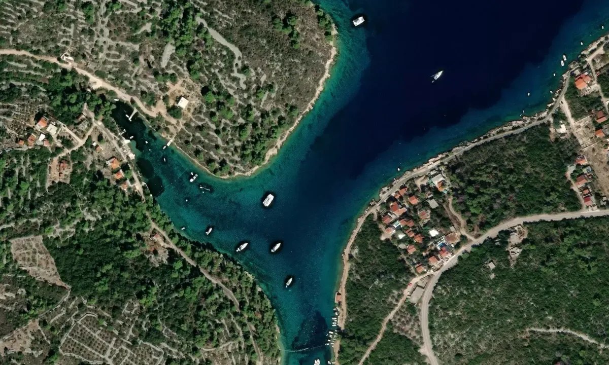 Uvala Maslinica: Flyfoto av Ankring på bøye