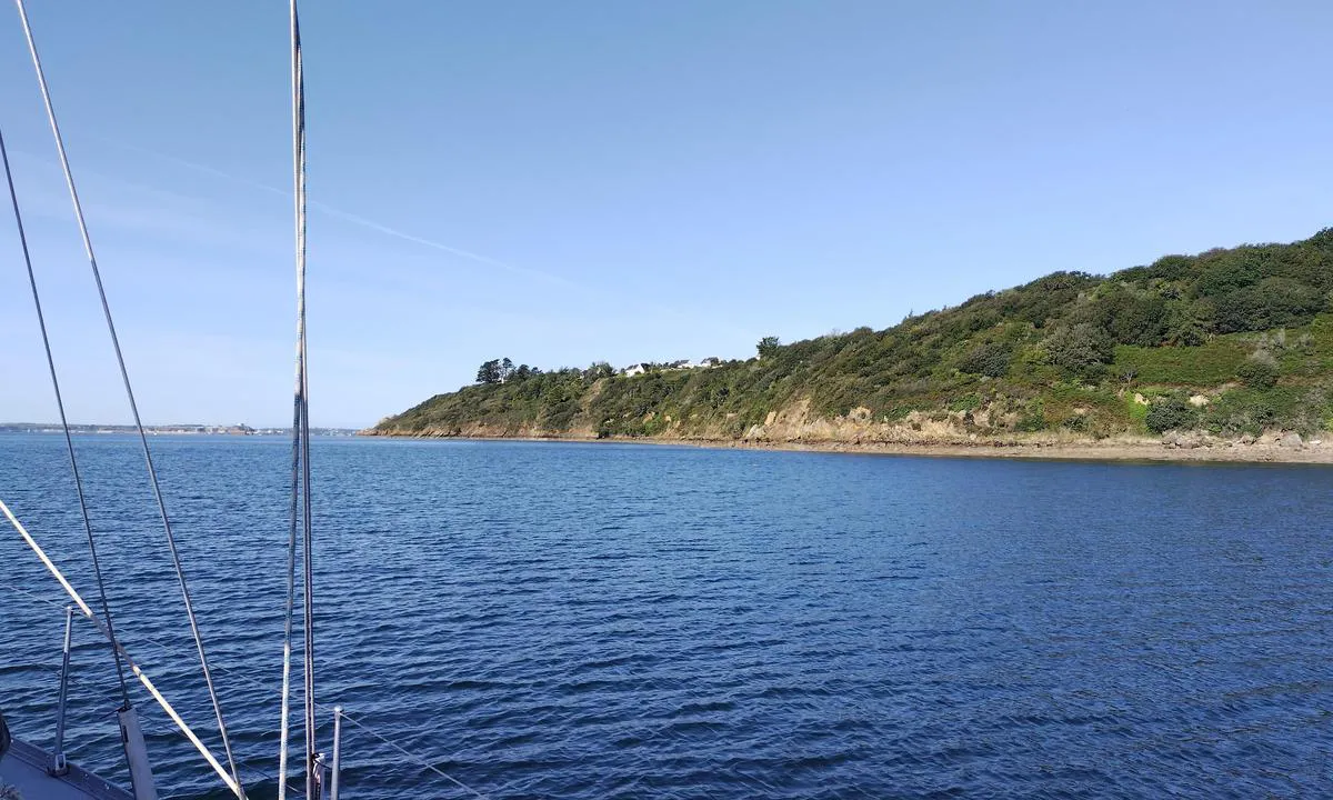 Anse de l'Auberlac'h: {"base": "en", "no": "Den h\u00f8ye nordlige bredden av bukten gir god beskyttelse mot nordlige vinder.", "se": "Den h\u00f6ga norra stranden av bukten ger gott skydd mot nordliga vindar.", "en": "The high north bank of the bay gives good protection to northerly winds.", "da": "Den h\u00f8je nordlige bred af bugten giver god beskyttelse mod nordlige vinde.", "fr": "La haute rive nord de la baie offre une bonne protection contre les vents du nord.", "de": "Das hohe Nordufer der Bucht bietet guten Schutz vor n\u00f6rdlichen Winden.", "es": "La alta orilla norte de la bah\u00eda ofrece buena protecci\u00f3n contra los vientos del norte.", "it": "La sponda alta settentrionale della baia offre buona protezione dai venti settentrionali.", "pt": "A alta margem norte da ba\u00eda oferece boa prote\u00e7\u00e3o contra os ventos do norte.", "nl": "De hoge noordelijke oever van de baai biedt goede bescherming tegen noordelijke winden.", "pl": "Wysoki p\u00f3\u0142nocny brzeg zatoki zapewnia dobr\u0105 ochron\u0119 przed p\u00f3\u0142nocnymi wiatrami.", "uk": "\u0412\u0438\u0441\u043e\u043a\u0438\u0439 \u043f\u0456\u0432\u043d\u0456\u0447\u043d\u0438\u0439 \u0431\u0435\u0440\u0435\u0433 \u0437\u0430\u0442\u043e\u043a\u0438 \u0437\u0430\u0431\u0435\u0437\u043f\u0435\u0447\u0443\u0454 \u0445\u043e\u0440\u043e\u0448\u0438\u0439 \u0437\u0430\u0445\u0438\u0441\u0442 \u0432\u0456\u0434 \u043f\u0456\u0432\u043d\u0456\u0447\u043d\u0438\u0445 \u0432\u0456\u0442\u0440\u0456\u0432.", "ro": "Malul \u00eenalt din nordul golfului ofer\u0103 o bun\u0103 protec\u021bie \u00eempotriva v\u00e2nturilor din nord.", "tr": "Koyun y\u00fcksek kuzey k\u0131y\u0131s\u0131, kuzey r\u00fczgarlar\u0131na kar\u015f\u0131 iyi koruma sa\u011flar.", "el": "\u0397 \u03c8\u03b7\u03bb\u03ae \u03b2\u03cc\u03c1\u03b5\u03b9\u03b1 \u03cc\u03c7\u03b8\u03b7 \u03c4\u03bf\u03c5 \u03ba\u03cc\u03bb\u03c0\u03bf\u03c5 \u03c0\u03b1\u03c1\u03ad\u03c7\u03b5\u03b9 \u03ba\u03b1\u03bb\u03ae \u03c0\u03c1\u03bf\u03c3\u03c4\u03b1\u03c3\u03af\u03b1 \u03b1\u03c0\u03cc \u03c4\u03bf\u03c5\u03c2 \u03b2\u03cc\u03c1\u03b5\u03b9\u03bf\u03c5\u03c2 \u03b1\u03bd\u03ad\u03bc\u03bf\u03c5\u03c2.", "cs": "Vysok\u00fd severn\u00ed b\u0159eh z\u00e1livu poskytuje dobrou ochranu p\u0159ed severn\u00edmi v\u011btry.", "hu": "A nyugati \u00f6b\u00f6l magas \u00e9szaki partja j\u00f3 v\u00e9delmet ny\u00fajt az \u00e9szaki szelek ellen.", "fi": "Lahden korkea pohjoinen ranta antaa hyv\u00e4n suojan pohjoistuulilta.", "bg": "\u0412\u0438\u0441\u043e\u043a\u0438\u044f\u0442 \u0441\u0435\u0432\u0435\u0440\u0435\u043d \u0431\u0440\u044f\u0433 \u043d\u0430 \u0437\u0430\u043b\u0438\u0432\u0430 \u043e\u0441\u0438\u0433\u0443\u0440\u044f\u0432\u0430 \u0434\u043e\u0431\u0440\u0430 \u0437\u0430\u0449\u0438\u0442\u0430 \u043e\u0442 \u0441\u0435\u0432\u0435\u0440\u043d\u0438 \u0432\u0435\u0442\u0440\u043e\u0432\u0435.", "sr": "Visoka severna obala zaliva pru\u017ea dobru za\u0161titu od severnih vetrova.", "et": "Lahe p\u00f5hjakallas pakub head kaitset p\u00f5hja tuulte eest.", "lv": "Augstais l\u012b\u010da zieme\u013cu krasts sniedz labu aizsardz\u012bbu pret zieme\u013cu v\u0113jiem.", "lt": "\u012elankos \u0161iaurinis auk\u0161tas krantas gerai apsaugo nuo \u0161iaur\u0117s v\u0117j\u0173."}