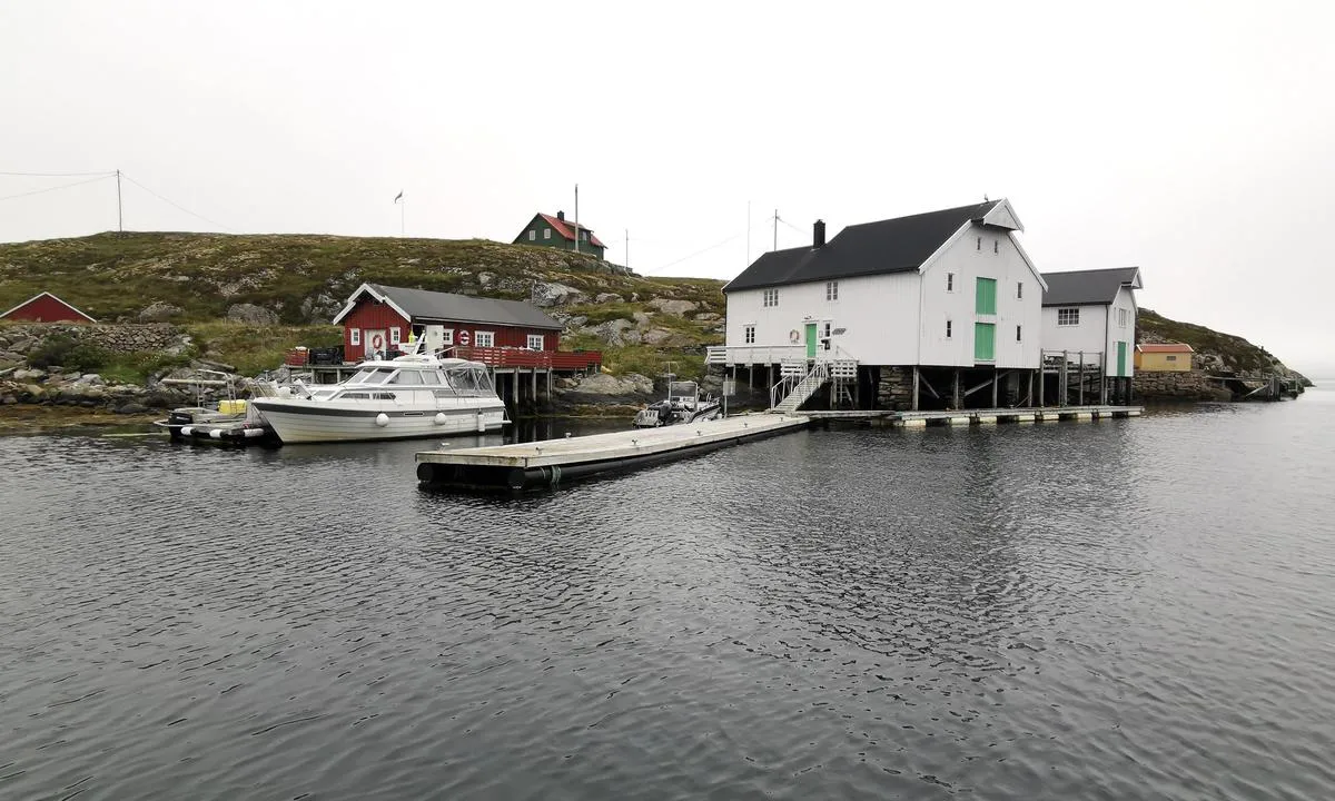 Ansteinsundet - Kynnøya: {"base": "no", "no": "To fine gjesteflytebrygger i vinkel. Den ene med fendere p\u00e5monteret.", "se": "Tv\u00e5 bra g\u00e4stflytbryggor i vinkel. Den ena med fendrar monterade.", "en": "Two fine guest floating docks at an angle. One equipped with fenders.", "da": "To fine g\u00e6steflydebroer i vinkel. Den ene med fendere p\u00e5monteret."}