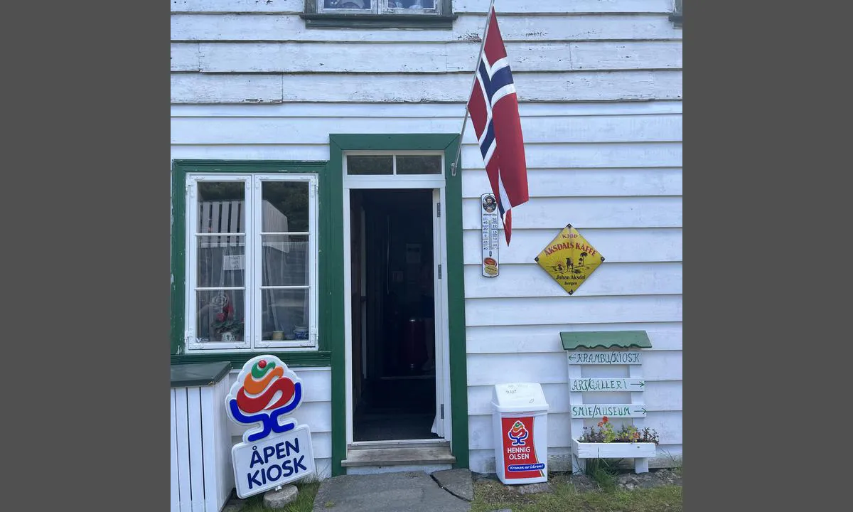 Årbakka Handelstad: {"base": "no", "no": "Denne butikk/kiosken er vel verdt et bes\u00f8k.", "se": "Denna butik/kiosk \u00e4r v\u00e4l v\u00e4rd ett bes\u00f6k.", "en": "This shop/kiosk is well worth a visit.", "da": "Denne butik/kiosk er bestemt et bes\u00f8g v\u00e6rd."}