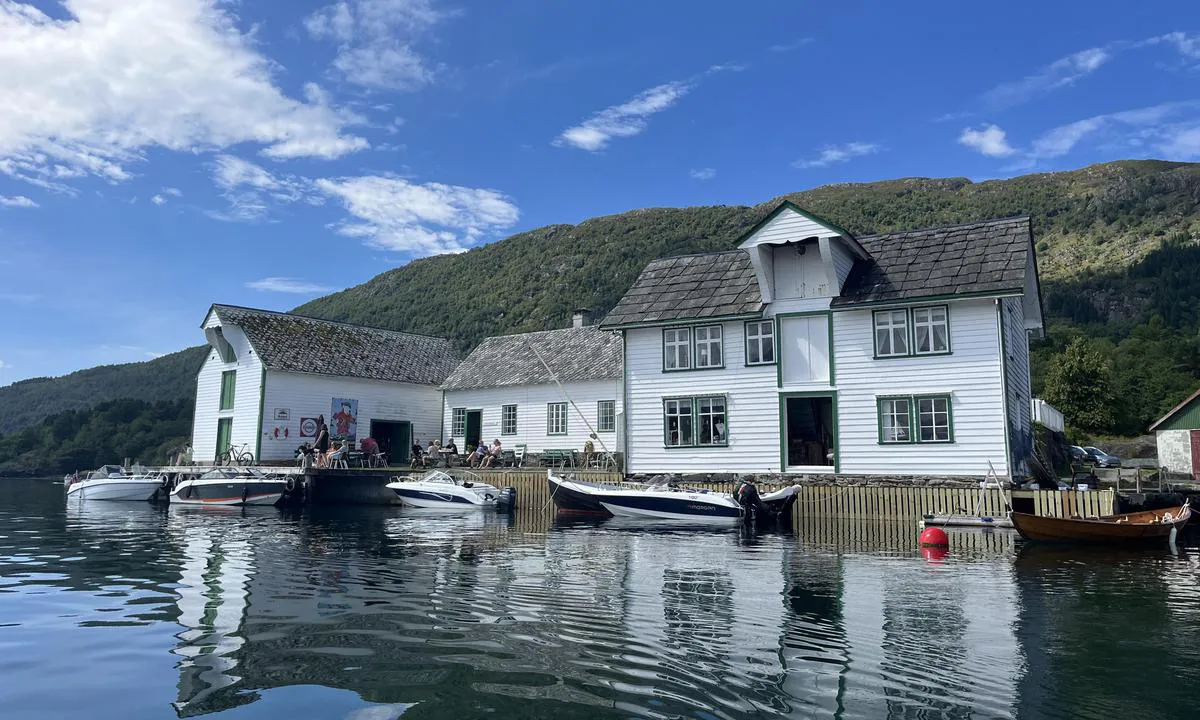 Årbakka Handelstad: {"base": "no", "no": "Et fantastisk sted med mye historie.", "se": "En fantastisk plats med mycket historia.", "en": "A fantastic place with a lot of history.", "da": "Et fantastisk sted med megen historie."}
