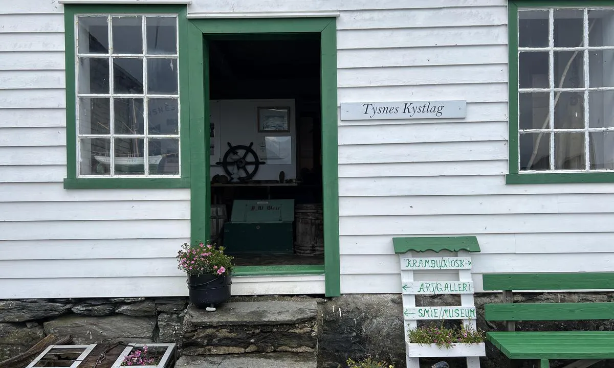 Årbakka Handelstad: {"base": "no", "no": "Museum (\u00e5pen p\u00e5 helgedager) i regi av Tysnes Kystlag", "se": "Museum (\u00f6ppet p\u00e5 helgdagar) under ledning av Tysnes Kystlag", "en": "Museum (open on weekends) managed by Tysnes Maritime Association", "da": "Museum (\u00e5ben i weekender) i regi af Tysnes Kystlag"}