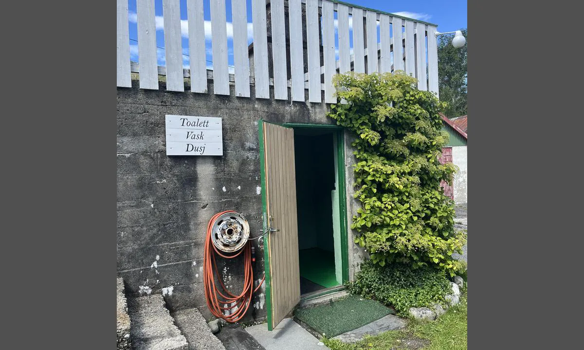 Årbakka Handelstad: {"base": "no", "no": "Servicebygget.", "se": "Servicebyggnaden.", "en": "The service building.", "da": "Servicebygningen."}
