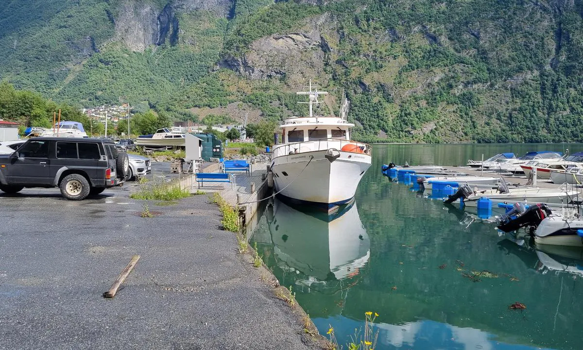 Årdalstangen, Årdal Båtforening  - Sognefjorden: {"base": "no", "no": "Gjestebryggen er en fast brygge innerst i b\u00e5tforeningen", "se": "G\u00e4stbryggan \u00e4r en fast brygga l\u00e4ngst in i b\u00e5tklubben", "en": "The guest pier is a fixed pier located at the innermost part of the boat association", "da": "G\u00e6stebroen er en fast bro inderst i b\u00e5deforeningen"}