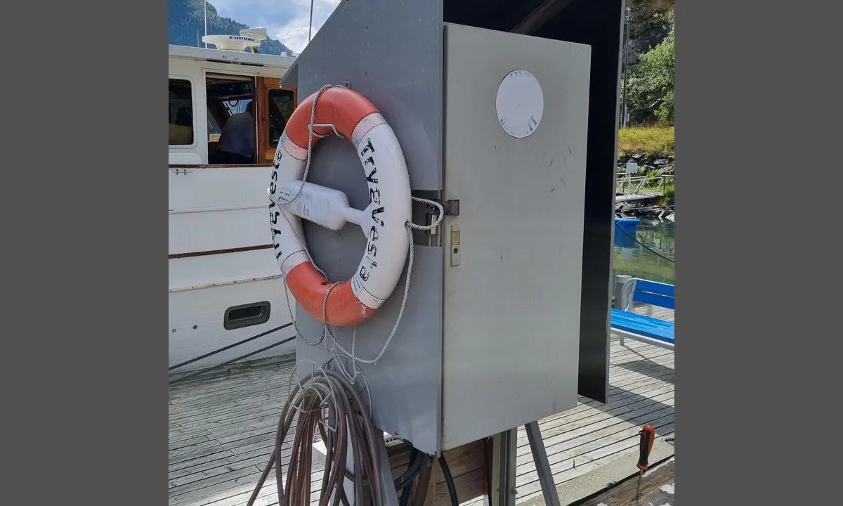Årdalstangen, Årdal Båtforening  - Sognefjorden: {"base": "no", "no": "Str\u00f8mskapet, n\u00f8kkel henger p\u00e5 siden. Bare Shuko", "se": "Str\u00f6msk\u00e5pet, nyckel h\u00e4nger p\u00e5 sidan. Bara Schuko", "en": "The power cabinet, the key hangs on the side. Only Schuko", "da": "Str\u00f8mskabet, n\u00f8gle h\u00e6nger p\u00e5 siden. Kun Schuko"}
