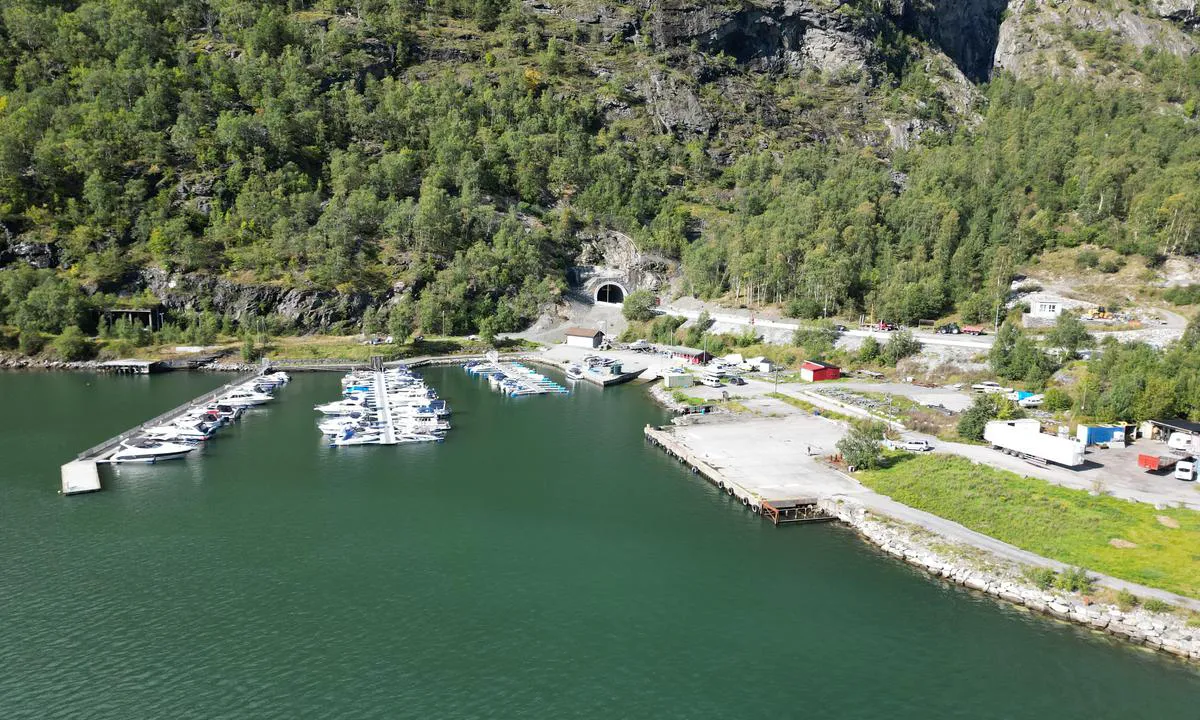 Årdalstangen, Årdal Båtforening  - Sognefjorden: Fixed jetty to right belongs to company.