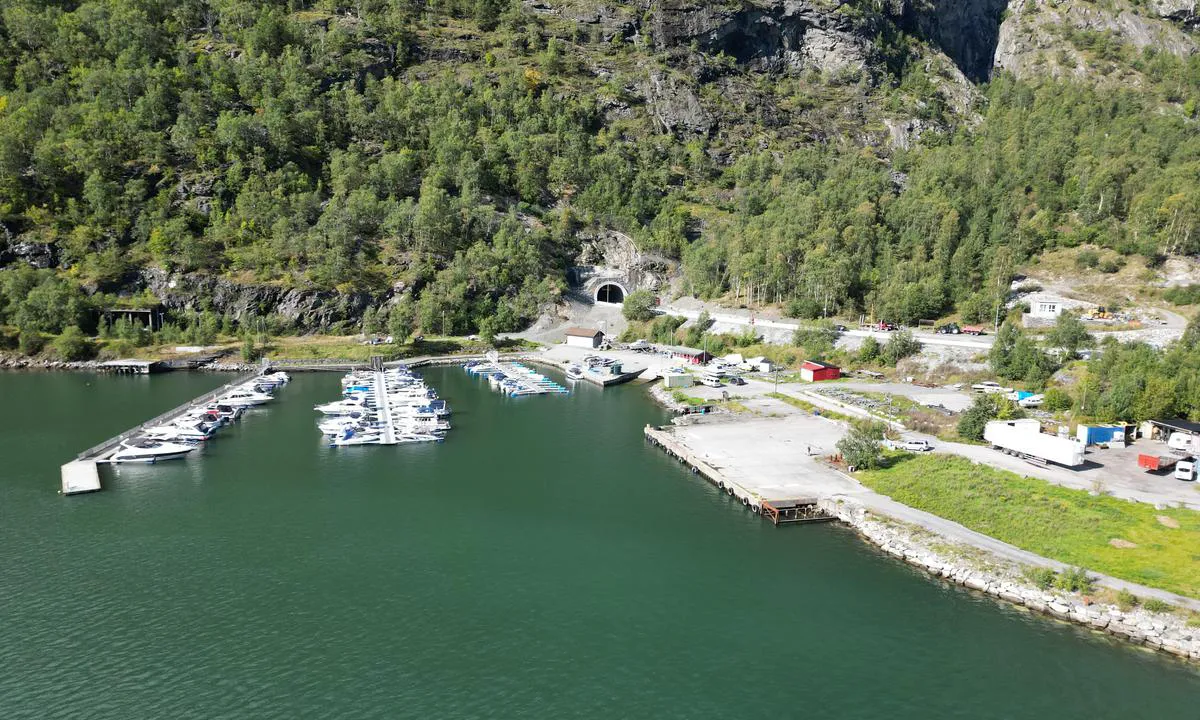 Årdalstangen, Årdal Båtforening  - Sognefjorden: {"base": "en", "no": "Fast brygge til h\u00f8yre tilh\u00f8rer selskapet.", "se": "Fast brygga till h\u00f6ger tillh\u00f6r f\u00f6retaget.", "en": "Fixed jetty to right belongs to company.", "da": "Fast kaj til h\u00f8jre tilh\u00f8rer firmaet."}