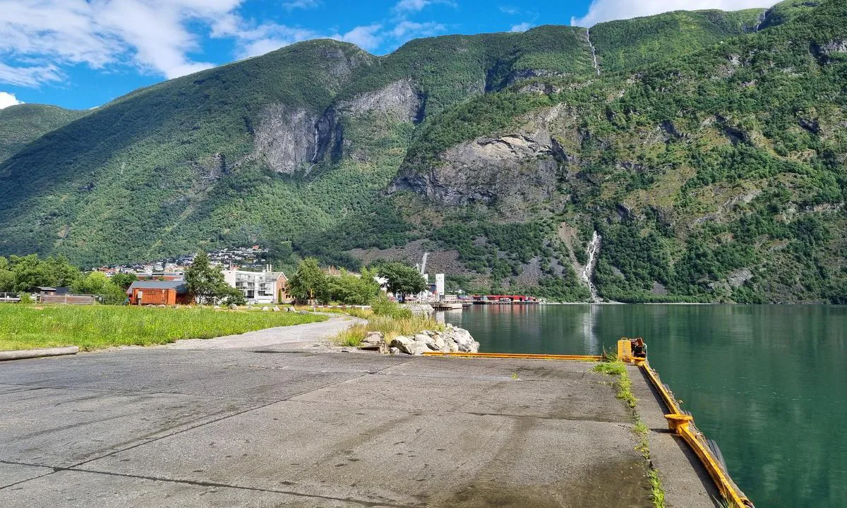 Årdalstangen, Årdal Båtforening  - Sognefjorden: {"base": "no", "no": "Mot sentrum", "se": "Mot centrum", "en": "Towards the center", "da": "Mod centrum"}