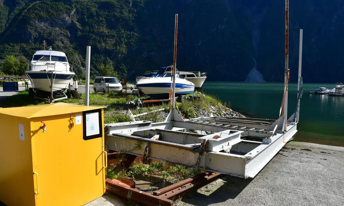 Årdalstangen, Årdal Båtforening  - Sognefjorden: {"base": "en", "no": "Slipp", "se": "Slipway", "en": "Slipway", "da": "Sl\u00e6bested"}