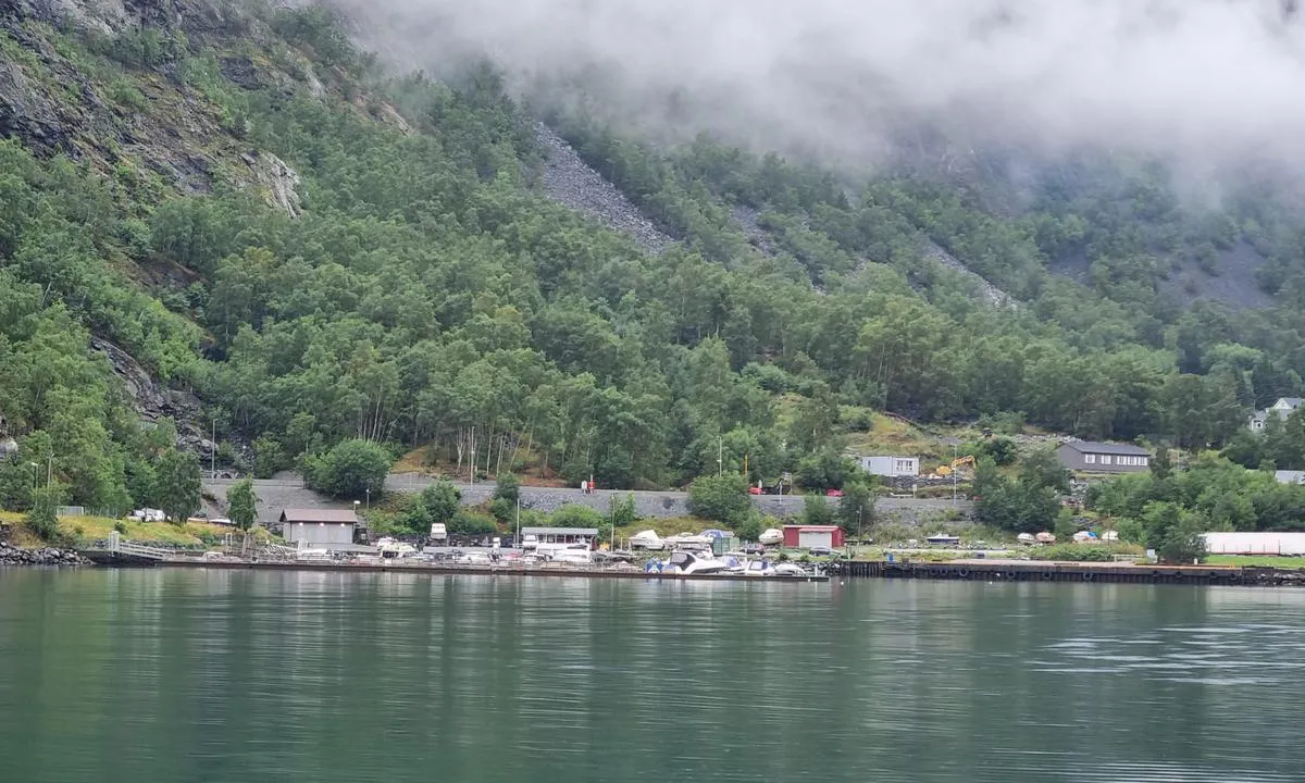 Årdalstangen, Årdal Båtforening  - Sognefjorden: {"base": "no", "no": "\u00c5rdal B\u00e5tforening sett fra sj\u00f8en", "se": "\u00c5rdal B\u00e5tklubb sedd fr\u00e5n sj\u00f6n", "en": "\u00c5rdal Boat Association seen from the sea", "da": "\u00c5rdal B\u00e5dforening set fra s\u00f8en"}