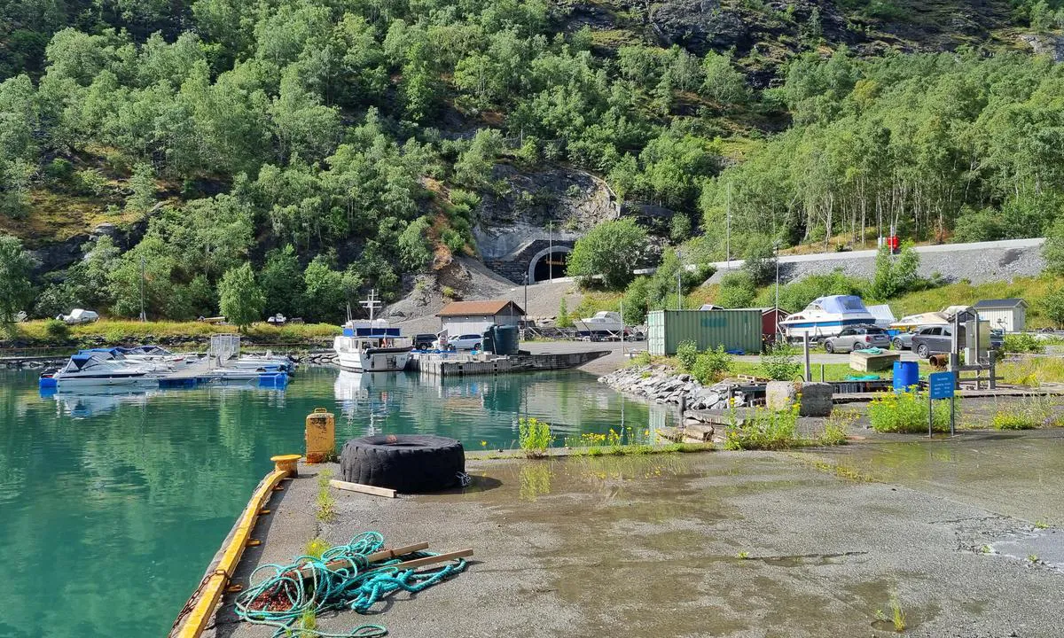 Årdalstangen, Årdal Båtforening  - Sognefjorden: {"base": "no", "no": "Havna", "se": "Hamnen", "en": "The Harbor", "da": "Havnen"}