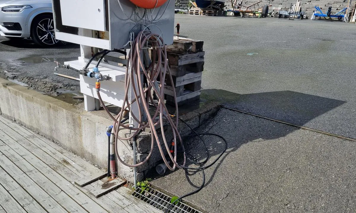 Årdalstangen, Årdal Båtforening  - Sognefjorden: {"base": "no", "no": "Vann", "se": "Vatten", "en": "Water", "da": "Vand"}