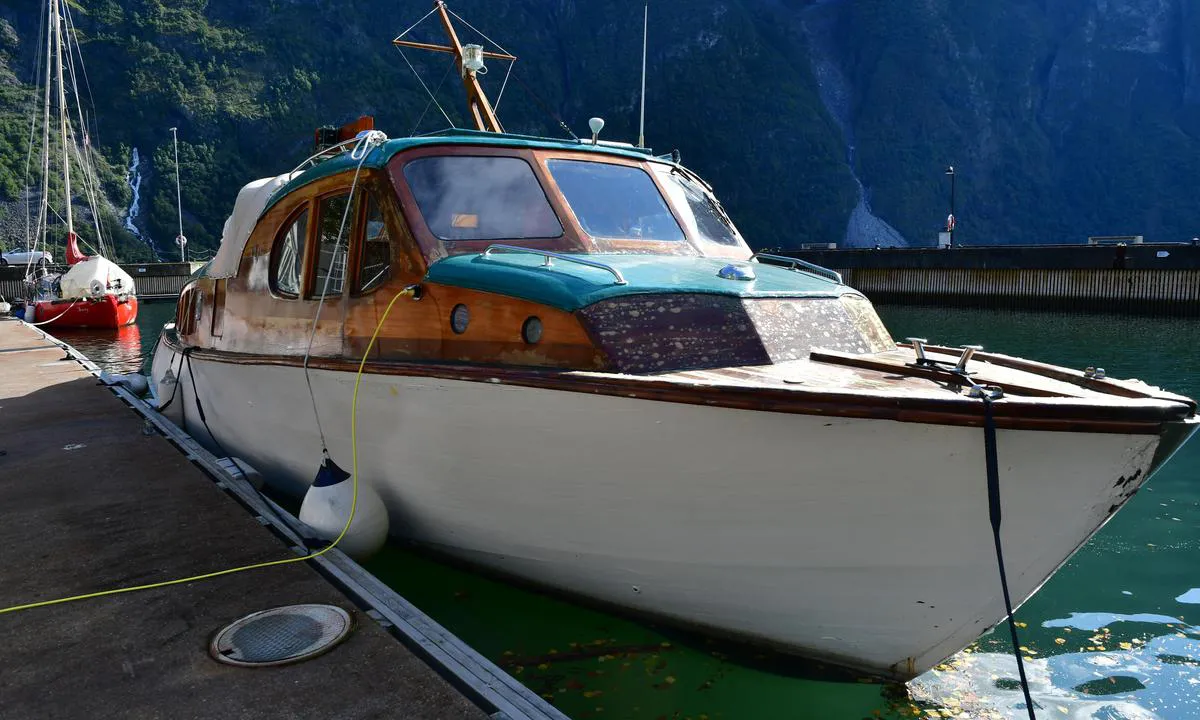 Årdalstangen: "Tya"  was owned by the aluminium plant in Årdal. The boat is built in Rosendal 1952.Before road to hospital came, it was used as ambulance boat.