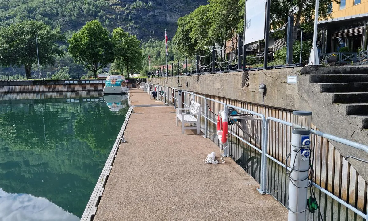 Årdalstangen: {"base": "no", "no": "Gjestebrygge utenfor hotellet", "se": "G\u00e4stbrygga utanf\u00f6r hotellet", "en": "Guest dock outside the hotel", "da": "G\u00e6stebro uden for hotellet"}