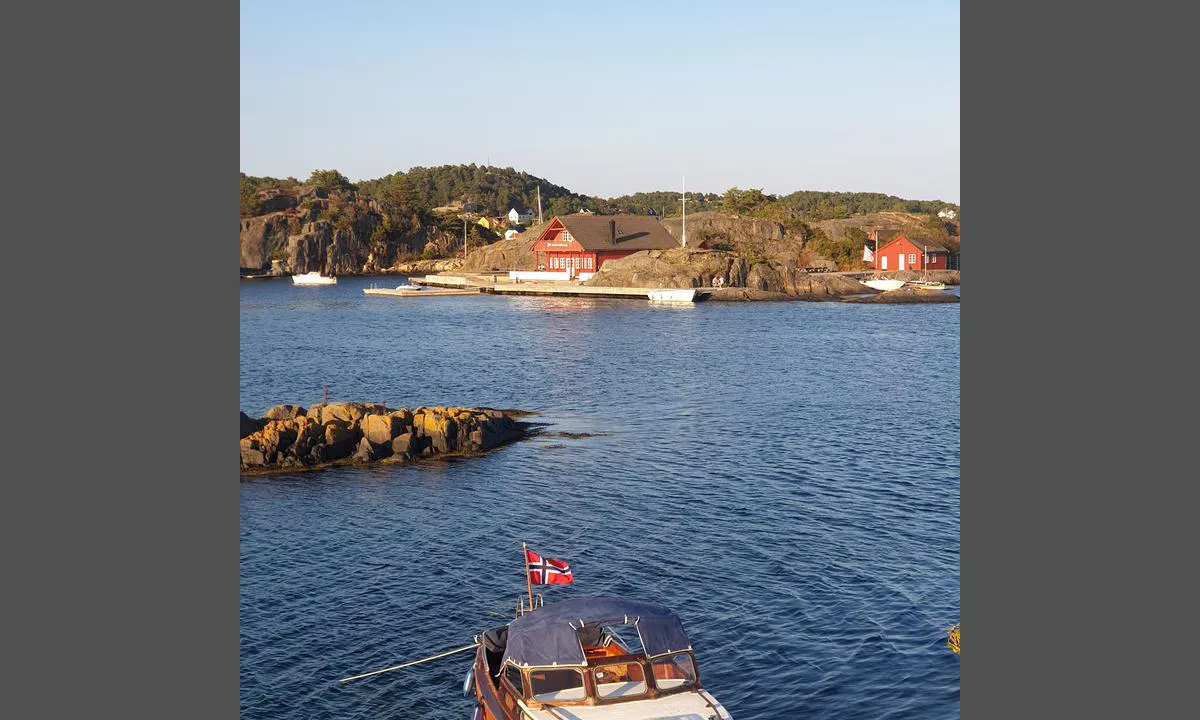 {"base": "no", "no": "02.09.2021 Utsikt til Seilerhytta i Arendal fra Tvillingholmene", "se": "02.09.2021 Utsikt till Seglarstugan i Arendal fr\u00e5n Tvillingholmene", "en": "02.09.2021 View of the Sailor's Cabin in Arendal from the Twin Islands", "da": "02.09.2021 Udsigt til Sejlerhytten i Arendal fra Tvillingholmene"}