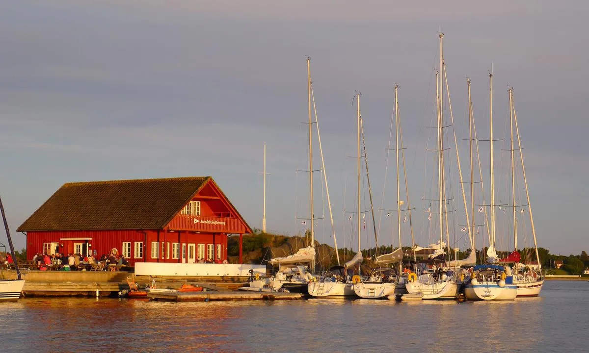 Arendal Seilforenings Gjestehavn: {"base": "no", "no": "Etter seilas er dt godt og komme til Seilerhytta.\r\nHusk grillen tennes hver dag kl 1800 i sesong.\r\nVelkommen!.", "se": "Efter seglatsen \u00e4r det gott att komma till Seglarstugan.<br>Kom ih\u00e5g att grillen t\u00e4nds varje dag kl 1800 under s\u00e4songen.<br>V\u00e4lkommen!.", "en": "After sailing, it's nice to arrive at the Sailor's Cabin. Remember, the grill is lit every day at 1800 during the season. Welcome!", "da": "Efter sejlads er det godt at komme til Sejlerhytten.<br>Husk, grillen t\u00e6ndes hver dag kl. 18:00 i s\u00e6sonen.<br>Velkommen!."}
