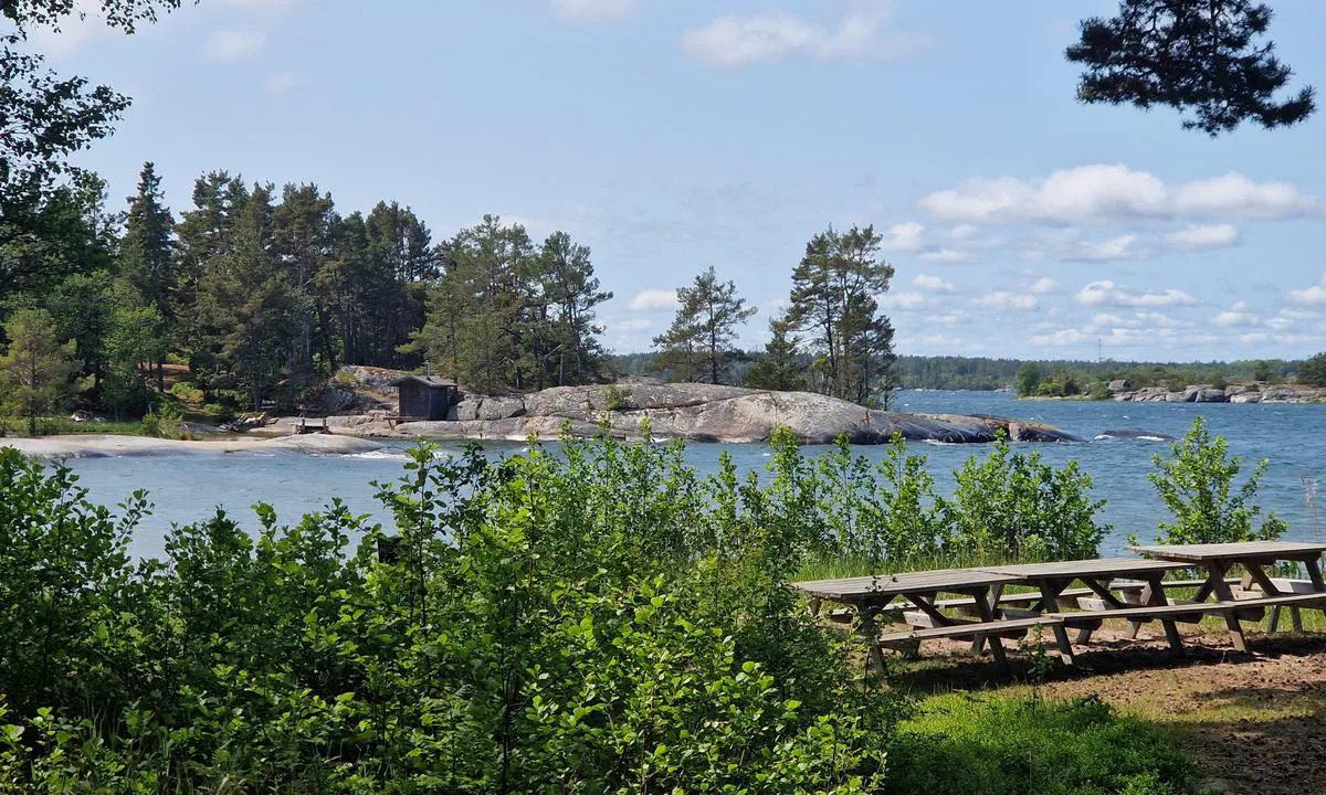 Arholma - Ahlmansviken: {"base": "en", "no": "Badstuen ligger p\u00e5 den andre siden (campingplassen) av bukten, 100m unna.", "se": "Bastun ligger p\u00e5 andra sidan (campingplatsen) av viken p\u00e5 100 m avst\u00e5nd.", "en": "The Sauna is on the other side (camping site) of the bay at 100m.", "da": "Saunaen ligger p\u00e5 den anden side (campingpladsen) af bugten, 100 m v\u00e6k.", "fr": "Le sauna se trouve de l'autre c\u00f4t\u00e9 (camping) de la baie \u00e0 100m.", "de": "Die Sauna befindet sich auf der anderen Seite (Campingplatz) der Bucht in 100m.", "es": "La sauna est\u00e1 al otro lado (zona de acampada) de la bah\u00eda a 100m.", "it": "La Sauna si trova sull'altro lato (area del campeggio) della baia a 100m.", "pt": "A sauna fica do outro lado (terreno para acampamento) da ba\u00eda a 100m.", "nl": "De sauna bevindt zich aan de andere kant (camping) van de baai op 100m.", "pl": "Sauna znajduje si\u0119 po drugiej stronie (pole namiotowe) zatoki w odleg\u0142o\u015bci 100m.", "uk": "\u0421\u0430\u0443\u043d\u0430 \u0437\u043d\u0430\u0445\u043e\u0434\u0438\u0442\u044c\u0441\u044f \u043d\u0430 \u0456\u043d\u0448\u043e\u043c\u0443 \u0431\u043e\u0446\u0456 (\u043a\u0435\u043c\u043f\u0456\u043d\u0433) \u0437\u0430\u0442\u043e\u043a\u0438 \u043d\u0430 \u0432\u0456\u0434\u0441\u0442\u0430\u043d\u0456 100 \u043c.", "ro": "Sauna se afl\u0103 pe cealalt\u0103 parte (loc de camping) a golfului la 100m.", "tr": "Sauna, koyun di\u011fer taraf\u0131nda (kamp alan\u0131) 100m mesafededir.", "el": "\u0397 \u03a3\u03ac\u03bf\u03c5\u03bd\u03b1 \u03b2\u03c1\u03af\u03c3\u03ba\u03b5\u03c4\u03b1\u03b9 \u03c3\u03c4\u03b7\u03bd \u03ac\u03bb\u03bb\u03b7 \u03c0\u03bb\u03b5\u03c5\u03c1\u03ac (\u03c7\u03ce\u03c1\u03bf\u03c2 \u03ba\u03b1\u03c4\u03b1\u03c3\u03ba\u03ae\u03bd\u03c9\u03c3\u03b7\u03c2) \u03c4\u03bf\u03c5 \u03cc\u03c1\u03bc\u03bf\u03c5 \u03c3\u03b5 \u03b1\u03c0\u03cc\u03c3\u03c4\u03b1\u03c3\u03b7 100\u03bc.", "cs": "Sauna je na druh\u00e9 stran\u011b (kempinkov\u00e1 oblast) z\u00e1livu ve vzd\u00e1lenosti 100m.", "hu": "A szauna az \u00f6b\u00f6l m\u00e1sik oldal\u00e1n tal\u00e1lhat\u00f3 (kemping ter\u00fclet), 100 m\u00e9terre.", "fi": "Sauna on lahden toisella puolella (leirint\u00e4alueella) 100 metrin p\u00e4\u00e4ss\u00e4.", "bg": "\u0421\u0430\u0443\u043d\u0430\u0442\u0430 \u0435 \u043e\u0442 \u0434\u0440\u0443\u0433\u0430\u0442\u0430 \u0441\u0442\u0440\u0430\u043d\u0430 (\u043a\u044a\u043c\u043f\u0438\u043d\u0433 \u0437\u043e\u043d\u0430\u0442\u0430) \u043d\u0430 \u0437\u0430\u043b\u0438\u0432\u0430 \u043d\u0430 100\u043c.", "sr": "Sauna je na drugoj strani (kamping mesto) zaliva na 100m.", "et": "Saun asub teisel pool lahte (telklaager) 100 meetri kaugusel.", "lv": "Sauna atrodas l\u012b\u010da otr\u0101 pus\u0113 (kempinga viet\u0101) 100m att\u0101lum\u0101.", "lt": "Pirtis yra kitoje \u012flankos pus\u0117je (kempingo teritorijoje) u\u017e 100m."}