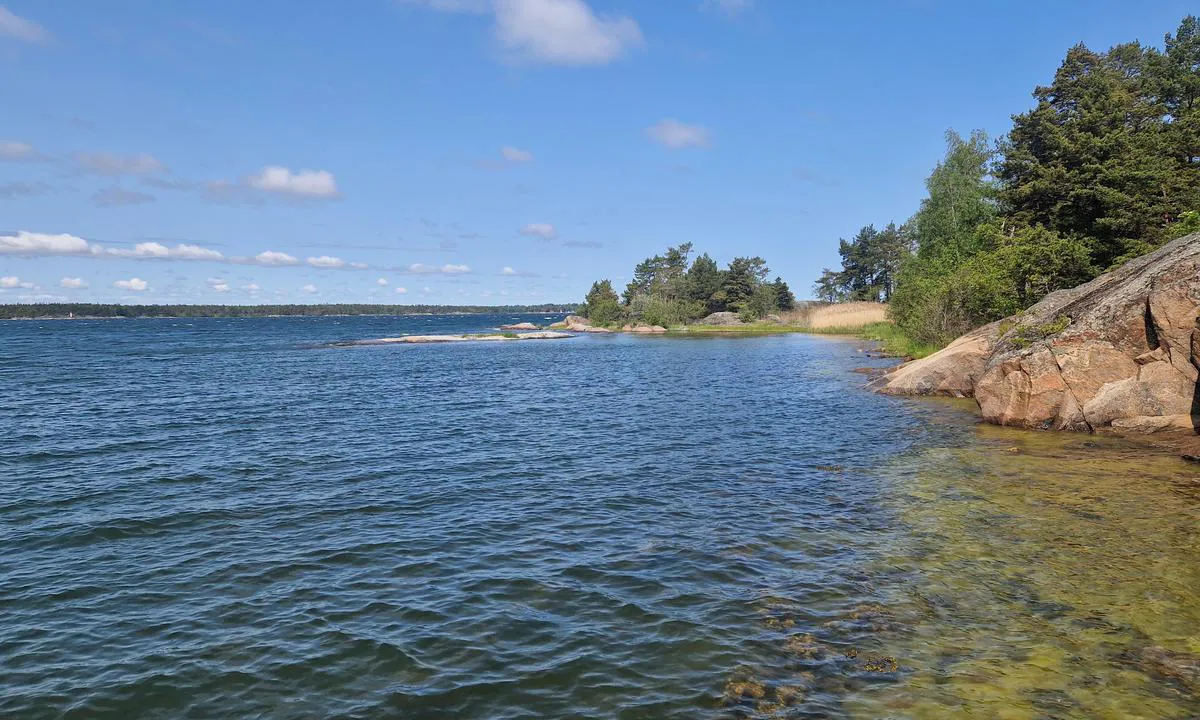Arholma - Ahlmansviken: {"base": "en", "no": "Ser nordover fra pongtongen", "se": "Tittar norrut fr\u00e5n pontonbryggan", "en": "Looking north from the pontoon", "da": "Kigger nordp\u00e5 fra pontonen", "fr": "En regardant vers le nord depuis le ponton", "de": "Blick nach Norden vom Ponton", "es": "Mirando al norte desde el pont\u00f3n", "it": "Guardando a nord dal pontile", "pt": "Olhando para o norte do pont\u00e3o", "nl": "Kijkend naar het noorden vanaf de aanlegsteiger", "pl": "Patrz\u0105c na p\u00f3\u0142noc z pomostu", "uk": "\u0414\u0438\u0432\u043b\u044f\u0447\u0438\u0441\u044c \u043d\u0430 \u043f\u0456\u0432\u043d\u0456\u0447 \u0437 \u043f\u0430\u043d\u0442\u043e\u043d\u0443", "ro": "Privind spre nord de pe ponton", "tr": "Pontondan kuzeye bak\u0131\u015f", "el": "\u039a\u03bf\u03b9\u03c4\u03ce\u03bd\u03c4\u03b1\u03c2 \u03b2\u03cc\u03c1\u03b5\u03b9\u03b1 \u03b1\u03c0\u03cc \u03c4\u03b7\u03bd \u03c0\u03bb\u03c9\u03c4\u03ae \u03c0\u03c1\u03bf\u03b2\u03bb\u03ae\u03c4\u03b1", "cs": "Pohled na sever z pontonu", "hu": "\u00c9szak fel\u00e9 tekintve a pontonr\u00f3l", "fi": "Katsomassa pohjoiseen laiturilta", "bg": "\u0413\u043b\u0435\u0434\u043a\u0430 \u043d\u0430 \u0441\u0435\u0432\u0435\u0440 \u043e\u0442 \u043f\u043e\u043d\u0442\u043e\u043d\u0430", "sr": "Gledaju\u0107i na sever sa pontona", "et": "Vaade p\u00f5hja suunas pontoonilt", "lv": "Skatoties uz zieme\u013ciem no pontona", "lt": "\u017di\u016brint \u012f \u0161iaur\u0119 nuo pontono"}