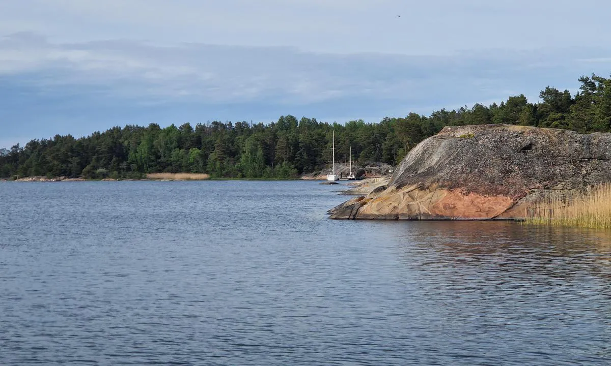 Arholma - Ahlmansviken: {"base": "en", "no": "Sett fra fergeterminalen (ca. 800m s\u00f8r).", "se": "Sett fr\u00e5n f\u00e4rjeterminalen (cirka 800m s\u00f6derut).", "en": "Viewed from the ferry terminal (about 800m south).", "da": "Set fra f\u00e6rgeterminalen (ca. 800m syd).", "fr": "Vu depuis le terminal ferry (\u00e0 environ 800 m au sud).", "de": "Vom F\u00e4hrterminal aus gesehen (etwa 800 m s\u00fcdlich).", "es": "Visto desde la terminal del ferry (a unos 800m al sur).", "it": "Vista dal terminal dei traghetti (circa 800m a sud).", "pt": "Visto a partir do terminal de ferry (a cerca de 800m ao sul).", "nl": "Gezien vanaf de veerboothaven (ongeveer 800m naar het zuiden).", "pl": "Widok z terminalu promowego (oko\u0142o 800 m na po\u0142udnie).", "uk": "\u0420\u043e\u0437\u0433\u043b\u044f\u043d\u0443\u0442\u043e \u0437 \u0442\u0435\u0440\u043c\u0456\u043d\u0430\u043b\u0430 \u043f\u043e\u0440\u043e\u043c\u0430 (\u043f\u0440\u0438\u0431\u043b\u0438\u0437\u043d\u043e 800\u043c \u043d\u0430 \u043f\u0456\u0432\u0434\u0435\u043d\u044c).", "ro": "V\u0103zut din terminalul de feriboturi (aproximativ 800m sud).", "tr": "Feribot terminalinden (yakla\u015f\u0131k 800m g\u00fcneyde) g\u00f6r\u00fcnd\u00fc\u011f\u00fc gibi.", "el": "\u0392\u03bb\u03ad\u03c0\u03bf\u03bd\u03c4\u03b1\u03c2 \u03b1\u03c0\u03cc \u03c4\u03bf\u03bd \u03c4\u03b5\u03c1\u03bc\u03b1\u03c4\u03b9\u03ba\u03cc \u03c3\u03c4\u03b1\u03b8\u03bc\u03cc \u03c4\u03c9\u03bd \u03c6\u03ad\u03c1\u03b9 (\u03c0\u03b5\u03c1\u03af\u03c0\u03bf\u03c5 800\u03bc \u03bd\u03cc\u03c4\u03b9\u03b1).", "cs": "Pohled z trajektov\u00e9ho termin\u00e1lu (asi 800 m na jih).", "hu": "A kompkik\u00f6t\u0151t\u0151l n\u00e9zve (kb. 800m d\u00e9lre).", "fi": "N\u00e4kym\u00e4 lautalta (noin 800m etel\u00e4\u00e4n).", "bg": "\u0412\u0438\u0434\u044f\u043d\u043e \u043e\u0442 \u0444\u0435\u0440\u0438\u0431\u043e\u0442\u043d\u0438\u044f \u0442\u0435\u0440\u043c\u0438\u043d\u0430\u043b (\u043e\u043a\u043e\u043b\u043e 800\u043c \u043d\u0430 \u044e\u0433).", "sr": "Gledano sa trajektne stanice (oko 800m ju\u017eno).", "et": "Vaadatud parvlaevaterminalist (umbes 800m l\u00f5unas).", "lv": "Skat\u012bts no pr\u0101mju termin\u0101\u013ca (aptuveni 800m uz dienvidiem).", "lt": "\u017di\u016brint i\u0161 kelt\u0173 terminalo (apie 800m \u012f pietus)."}