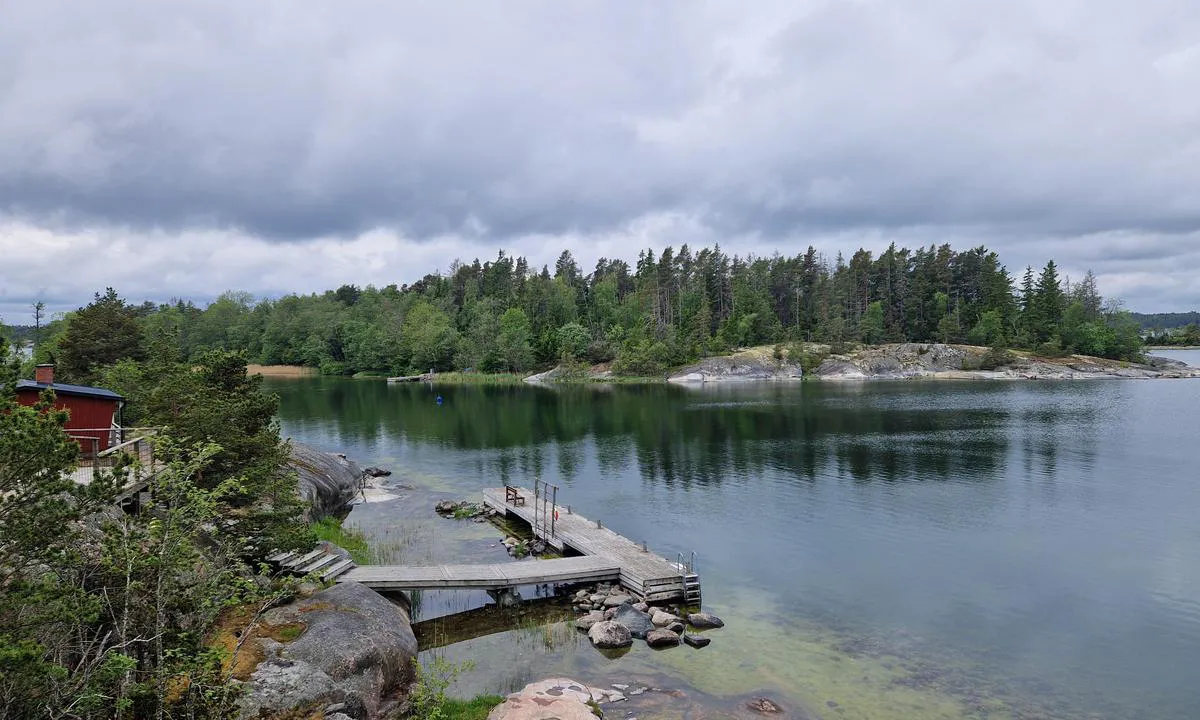 {"base": "en", "no": "SXK-b\u00f8yen ligger 300m s\u00f8r for fergeterminalen i en nydelig grunn passasje mellom Arholma og Kash-\u00f8yene.", "se": "SXK-bojen ligger 300m s\u00f6der om f\u00e4rjeterminalen i en h\u00e4rlig grund passage mellan Arholma och Kash \u00f6arna.", "en": "The SXK buoy is located 300m south from the ferry terminal in a lovely shallow passage between Arholma and Kash islands.", "da": "SXK-b\u00f8jen er placeret 300m syd for f\u00e6rgeterminalen i en sk\u00f8n lav passage mellem Arholma og Kash \u00f8erne.", "fr": "La bou\u00e9e SXK est situ\u00e9e \u00e0 300m au sud du terminal des ferries dans un charmant passage peu profond entre les \u00eeles d'Arholma et de Kash.", "de": "Die SXK-Tonne befindet sich 300 m s\u00fcdlich des F\u00e4hrterminals in einer herrlichen flachen Passage zwischen den Inseln Arholma und Kash.", "es": "La boya SXK est\u00e1 ubicada a 300m al sur de la terminal de transbordadores en un encantador paso poco profundo entre las islas Arholma y Kash.", "it": "La boa SXK si trova a 300 m a sud del terminal dei traghetti, in un incantevole passaggio poco profondo tra le isole di Arholma e Kash.", "pt": "A boia SXK est\u00e1 localizada a 300m ao sul do terminal de ferry em uma ador\u00e1vel passagem rasa entre as ilhas Arholma e Kash.", "nl": "De SXK boei ligt 300m ten zuiden van de veerbootterminal in een prachtige ondiepe doorgang tussen de eilanden Arholma en Kash.", "pl": "Boja SXK znajduje si\u0119 300m na po\u0142udnie od terminala promowego, w pi\u0119knym p\u0142ytkim przej\u015bciu mi\u0119dzy wyspami Arholma i Kash.", "uk": "\u0411\u0443\u0439 SXK \u0440\u043e\u0437\u0442\u0430\u0448\u043e\u0432\u0430\u043d\u0438\u0439 \u0437\u0430 300 \u043c \u043d\u0430 \u043f\u0456\u0432\u0434\u0435\u043d\u044c \u0432\u0456\u0434 \u043f\u043e\u0440\u043e\u043c\u043d\u043e\u0433\u043e \u0442\u0435\u0440\u043c\u0456\u043d\u0430\u043b\u0443 \u0432 \u0447\u0430\u0440\u0456\u0432\u043d\u043e\u043c\u0443 \u043c\u0456\u043b\u043a\u043e\u0432\u043e\u0434\u043d\u043e\u043c\u0443 \u043f\u0440\u043e\u0445\u043e\u0434\u0456 \u043c\u0456\u0436 \u043e\u0441\u0442\u0440\u043e\u0432\u0430\u043c\u0438 \u0410\u0440\u0433\u043e\u043b\u044c\u043c\u0430 \u0442\u0430 \u041a\u0430\u0448.", "ro": "Baliza SXK este situat\u0103 la 300m sud de terminalul de feriboturi \u00eentr-un pasaj frumos \u0219i pu\u021bin ad\u00e2nc \u00eentre insulele Arholma \u0219i Kash.", "tr": "SXK \u015famand\u0131ras\u0131, Arholma ve Kash adalar\u0131 aras\u0131nda g\u00fczel bir s\u0131\u011f ge\u00e7itte, feribot terminalinin 300m g\u00fcneyinde yer almaktad\u0131r.", "el": "\u0397 \u03c3\u03b7\u03bc\u03b1\u03b4\u03bf\u03cd\u03c1\u03b1 SXK \u03b2\u03c1\u03af\u03c3\u03ba\u03b5\u03c4\u03b1\u03b9 300\u03bc \u03bd\u03cc\u03c4\u03b9\u03b1 \u03b1\u03c0\u03cc \u03c4\u03bf\u03bd \u03c4\u03b5\u03c1\u03bc\u03b1\u03c4\u03b9\u03ba\u03cc \u03c3\u03c4\u03b1\u03b8\u03bc\u03cc \u03c4\u03c9\u03bd \u03c6\u03ad\u03c1\u03b9 \u03c3\u03b5 \u03ad\u03bd\u03b1 \u03cc\u03bc\u03bf\u03c1\u03c6\u03bf \u03c1\u03b7\u03c7\u03cc \u03c0\u03ad\u03c1\u03b1\u03c3\u03bc\u03b1 \u03b1\u03bd\u03ac\u03bc\u03b5\u03c3\u03b1 \u03c3\u03c4\u03b1 \u03bd\u03b7\u03c3\u03b9\u03ac Arholma \u03ba\u03b1\u03b9 Kash.", "cs": "B\u00f3je SXK se nach\u00e1z\u00ed 300m ji\u017en\u011b od trajektov\u00e9ho termin\u00e1lu v n\u00e1dhern\u00e9m m\u011blk\u00e9m pr\u016fjezdu mezi ostrovy Arholma a Kash.", "hu": "Az SXK b\u00f3ja 300 m\u00e9terre d\u00e9lre tal\u00e1lhat\u00f3 a kompkik\u00f6t\u0151t\u0151l egy csod\u00e1latos sek\u00e9ly \u00e1tj\u00e1r\u00f3ban Arholma \u00e9s Kash szigetek k\u00f6z\u00f6tt.", "fi": "SXK-poiju sijaitsee 300 m etel\u00e4\u00e4n lauttaterminaalista, kauniissa matalassa v\u00e4yl\u00e4ss\u00e4 Arholman ja Kashin saarten v\u00e4lill\u00e4.", "bg": "\u0428\u0430\u043c\u0430\u043d\u0434\u0443\u0440\u0430\u0442\u0430 SXK \u0435 \u0440\u0430\u0437\u043f\u043e\u043b\u043e\u0436\u0435\u043d\u0430 \u043d\u0430 300 \u043c \u044e\u0436\u043d\u043e \u043e\u0442 \u0444\u0435\u0440\u0438\u0431\u043e\u0442\u043d\u0438\u044f \u0442\u0435\u0440\u043c\u0438\u043d\u0430\u043b \u0432 \u043f\u0440\u0435\u043a\u0440\u0430\u0441\u0435\u043d \u043f\u043b\u0438\u0442\u044a\u043a \u043f\u0440\u043e\u0445\u043e\u0434 \u043c\u0435\u0436\u0434\u0443 \u043e\u0441\u0442\u0440\u043e\u0432\u0438\u0442\u0435 \u0410\u0440\u0445\u043e\u043b\u043c\u0430 \u0438 \u041a\u0430\u0448.", "sr": "SXK bova se nalazi 300m ju\u017eno od trajektnog terminala, u prelepom plitkom prolazu izme\u0111u ostrva Arholma i Kash.", "et": "SXK poi asub 300 m l\u00f5una pool parvlaevaterminalist kaunis madalas kitsuses Arholma ja Kashi saarte vahel.", "lv": "SXK boja atrodas 300 m uz dienvidiem no pr\u0101mju termin\u0101\u013ca burv\u012bg\u0101 sekl\u016bdens p\u0101rej\u0101 starp Arholmas un Ka\u0161as sal\u0101m.", "lt": "SXK pl\u016bduro vieta yra 300m \u012f pietus nuo kelt\u0173 terminalo, gra\u017eiame seklumoje tarp Arholmos ir Ka\u0161o sal\u0173."}