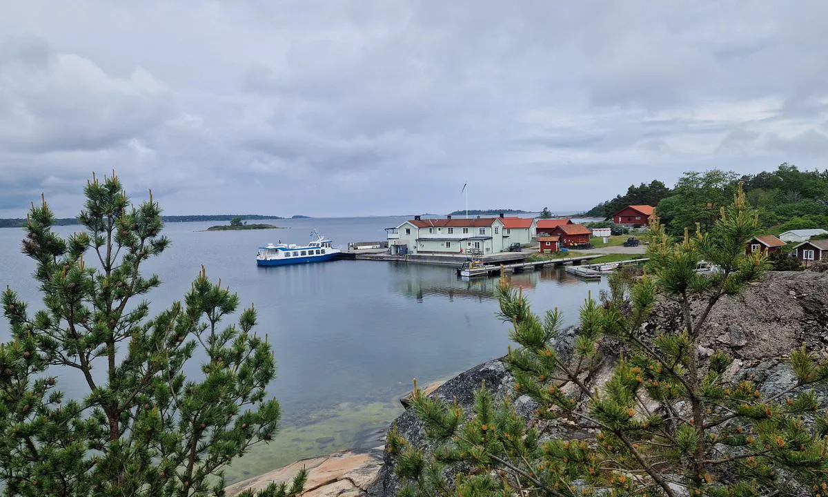Arholma brygga - SXK Stockholm bouy: {"base": "en", "no": "Ser nordover fra SXK-b\u00f8yeplasseringen.", "se": "Ser norrut fr\u00e5n SXK-bojens position.", "en": "Looking north from the SXK buoy position.", "da": "Ser mod nord fra SXK b\u00f8je positionen.", "fr": "En regardant vers le nord depuis la position de la bou\u00e9e SXK.", "de": "Blick nach Norden von der SXK-Bojenposition.", "es": "Mirando al norte desde la posici\u00f3n de la boya SXK.", "it": "Guardando verso nord dalla posizione della boa SXK.", "pt": "Olhando para o norte a partir da posi\u00e7\u00e3o da b\u00f3ia SXK.", "nl": "Kijkend naar het noorden vanaf de SXK-boei positie.", "pl": "Patrz\u0105c na p\u00f3\u0142noc z pozycji boi SXK.", "uk": "\u041f\u043e\u0433\u043b\u044f\u0434 \u043d\u0430 \u043f\u0456\u0432\u043d\u0456\u0447 \u0437 \u043f\u043e\u043b\u043e\u0436\u0435\u043d\u043d\u044f \u0431\u0443\u044f SXK.", "ro": "Privind spre nord din pozi\u021bia balizei SXK.", "tr": "SXK \u015famand\u0131ra pozisyonundan kuzeye bak\u0131\u015f.", "el": "\u039a\u03bf\u03b9\u03c4\u03ce\u03bd\u03c4\u03b1\u03c2 \u03b2\u03cc\u03c1\u03b5\u03b9\u03b1 \u03b1\u03c0\u03cc \u03c4\u03b7 \u03b8\u03ad\u03c3\u03b7 \u03c4\u03bf\u03c5 \u03c3\u03b7\u03bc\u03b1\u03bd\u03c4\u03ae\u03c1\u03b1 SXK.", "cs": "Pohled na sever z pozice b\u00f3je SXK.", "hu": "\u00c9szak fel\u00e9 n\u00e9zve az SXK b\u00f3ja poz\u00edci\u00f3j\u00e1b\u00f3l.", "fi": "Katsoen pohjoiseen SXK-poijun sijainnista.", "bg": "\u0413\u043b\u0435\u0434\u043a\u0430 \u043d\u0430 \u0441\u0435\u0432\u0435\u0440 \u043e\u0442 \u043f\u043e\u0437\u0438\u0446\u0438\u044f\u0442\u0430 \u043d\u0430 \u0431\u0443\u044f SXK.", "sr": "Gledaju\u0107i ka severu sa pozicije SXK bove.", "et": "Vaade p\u00f5hja suunas SXK poi asukohast.", "lv": "Skatoties uz zieme\u013ciem no SXK bojas poz\u012bcijas.", "lt": "\u017dvelgiant \u012f \u0161iaur\u0119 nuo SXK bojos pad\u0117ties."}