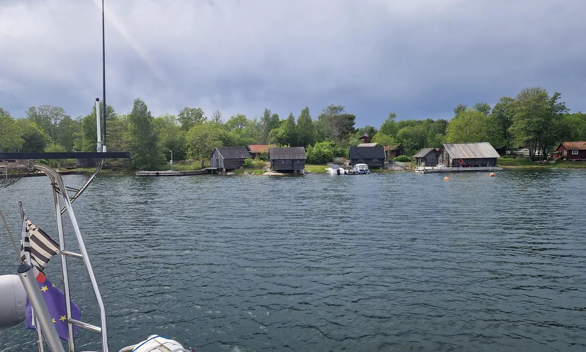 Arholma - Österhamn: {"base": "en", "no": "Utsikt fra bryggen mot ankromr\u00e5det", "se": "Utsikt fr\u00e5n pontonen mot ankringsomr\u00e5det", "en": "View from the pontoon on the anchoring area", "da": "Udsigt fra pontonen til ankringsomr\u00e5det", "fr": "Vue depuis le ponton sur la zone de mouillage", "de": "Blick vom Ponton auf den Ankerplatz", "es": "Vista desde el pantal\u00e1n hacia la zona de fondeo", "it": "Vista dal pontile sull'area di ancoraggio", "pt": "Vista do pont\u00e3o para a \u00e1rea de ancoragem", "nl": "Uitzicht vanaf de steiger op het ankergedeelte", "pl": "Widok z pomostu na miejsce kotwiczenia", "uk": "\u0412\u0438\u0434 \u0437 \u043f\u043e\u043d\u0442\u043e\u043d\u0443 \u043d\u0430 \u044f\u043a\u0456\u0440\u043d\u0443 \u0437\u043e\u043d\u0443", "ro": "Vedere de pe ponton asupra zonei de ancorare", "tr": "Pontondan demirleme alan\u0131na g\u00f6r\u00fcn\u00fcm", "el": "\u0398\u03ad\u03b1 \u03b1\u03c0\u03cc \u03c4\u03b7\u03bd \u03c0\u03bb\u03c9\u03c4\u03ae \u03b5\u03be\u03ad\u03b4\u03c1\u03b1 \u03c3\u03c4\u03b7\u03bd \u03c0\u03b5\u03c1\u03b9\u03bf\u03c7\u03ae \u03b1\u03b3\u03ba\u03c5\u03c1\u03bf\u03b2\u03bf\u03bb\u03af\u03b1\u03c2", "cs": "Pohled z pontonu na kotvi\u0161t\u011b", "hu": "Kil\u00e1t\u00e1s a m\u00f3l\u00f3r\u00f3l a horgonyz\u00f3 ter\u00fcletre", "fi": "N\u00e4kym\u00e4 ponttonilta ankkurointialueelle", "bg": "\u0418\u0437\u0433\u043b\u0435\u0434 \u043e\u0442 \u043f\u043e\u043d\u0442\u043e\u043d\u0430 \u043a\u044a\u043c \u0437\u043e\u043d\u0430\u0442\u0430 \u0437\u0430 \u043a\u043e\u0442\u0432\u0435\u043d\u0435", "sr": "Pogled s pontona na podru\u010dje za sidrenje", "et": "Vaade pontoonilt ankruala poole", "lv": "Skats no pontona uz enkuro\u0161an\u0101s zonu", "lt": "Vaizdas nuo pontono \u012f inkaravimo zon\u0105"}