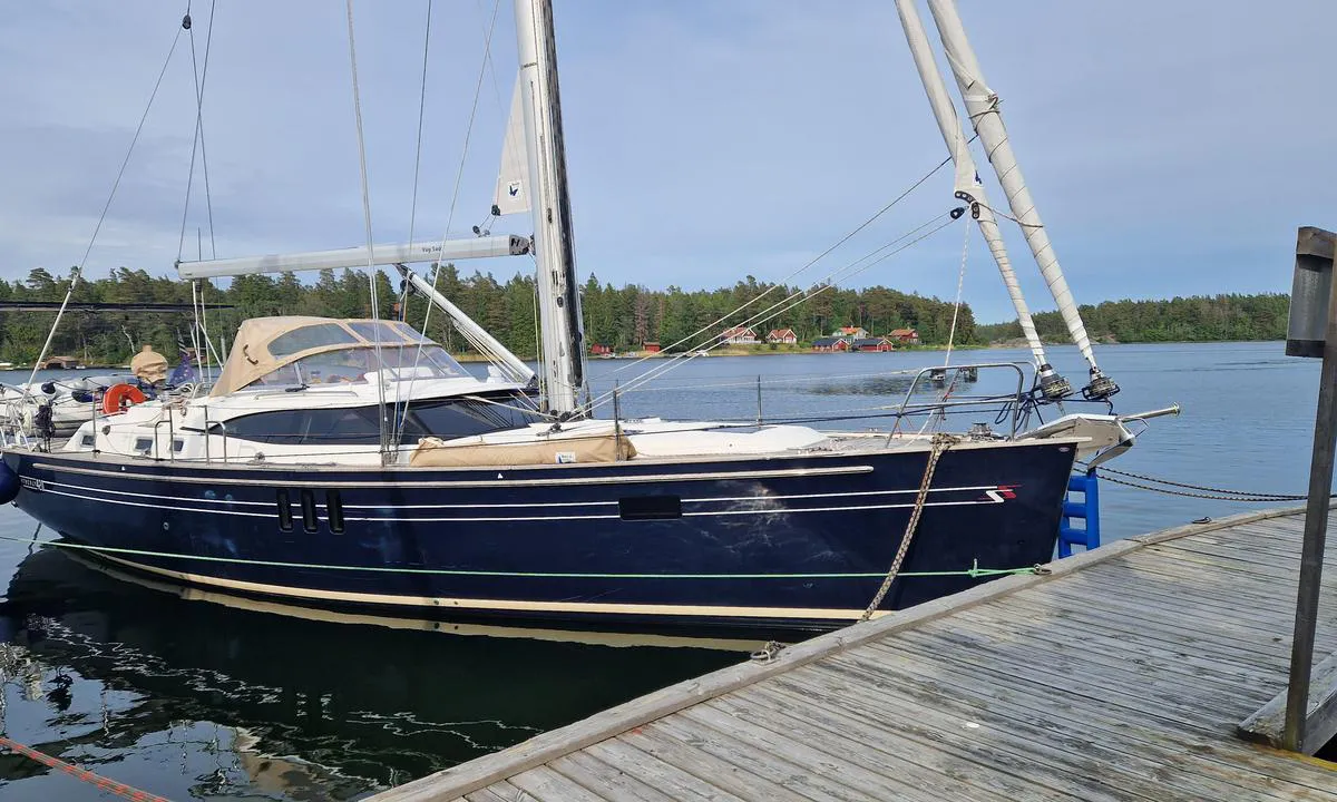 Arholma - Österhamn: {"base": "en", "no": "For enslige seilere er krokene store nok til \u00e5 bli fanget med en b\u00e5tkrok fra b\u00e5ten.", "se": "F\u00f6r ensamseglande seglare \u00e4r krokarna tillr\u00e4ckligt stora f\u00f6r att f\u00e5ngas med en b\u00e5tshake fr\u00e5n b\u00e5ten.", "en": "For single handed sailors, the hooks are big enough to be catch with a boat hook from the boat.", "da": "For sejlere, der sejler alene, er krogene store nok til at blive fanget med en b\u00e5dshage fra b\u00e5den.", "fr": "Pour les navigateurs en solitaire, les crochets sont suffisamment grands pour \u00eatre attrap\u00e9s avec une gaffe depuis le bateau.", "de": "F\u00fcr Einhandsegler sind die Haken gro\u00df genug, um sie vom Boot aus mit einem Bootshaken zu erreichen.", "es": "Para navegantes solitarios, los ganchos son lo suficientemente grandes como para ser enganchados con un bichero desde el barco.", "it": "Per i marinai in solitaria, i ganci sono abbastanza grandi da essere afferrati con un mezzo marinaio dalla barca.", "pt": "Para velejadores solit\u00e1rios, os ganchos s\u00e3o grandes o suficiente para serem pegos com um gancho de barco desde o barco.", "nl": "Voor solozeilers zijn de haken groot genoeg om vanaf de boot met een boothaak vast te pakken.", "pl": "Dla samotnych \u017ceglarzy haki s\u0105 na tyle du\u017ce, \u017ce mo\u017cna je zaczepi\u0107 bosakiem z \u0142odzi.", "uk": "\u0414\u043b\u044f \u043e\u0434\u0438\u043d\u043e\u043a\u0438\u0445 \u043c\u043e\u0440\u0435\u043f\u043b\u0430\u0432\u0446\u0456\u0432 \u0433\u0430\u0447\u043a\u0438 \u0434\u043e\u0441\u0442\u0430\u0442\u043d\u044c\u043e \u0432\u0435\u043b\u0438\u043a\u0456, \u0449\u043e\u0431 \u0457\u0445 \u043c\u043e\u0436\u043d\u0430 \u0431\u0443\u043b\u043e \u0437\u0430\u0447\u0435\u043f\u0438\u0442\u0438 \u0433\u0430\u043a\u043e\u043c \u0437 \u0447\u043e\u0432\u043d\u0430.", "ro": "Pentru marinarii solitari, c\u00e2rligele sunt suficient de mari pentru a fi prinse cu un c\u00e2rlig de barc\u0103 din ambarca\u021biune.", "tr": "Tek ba\u015f\u0131na seyahat eden denizciler i\u00e7in, kancalar teknenin ba\u015f halat\u0131n\u0131n yakalayabilece\u011fi kadar b\u00fcy\u00fckt\u00fcr.", "el": "\u0393\u03b9\u03b1 \u03c4\u03bf\u03c5\u03c2 \u03bd\u03b1\u03c5\u03c4\u03b9\u03ba\u03bf\u03cd\u03c2 \u03c0\u03bf\u03c5 \u03c0\u03bb\u03ad\u03bf\u03c5\u03bd \u03bc\u03cc\u03bd\u03bf\u03b9, \u03bf\u03b9 \u03b3\u03ac\u03bd\u03c4\u03b6\u03bf\u03b9 \u03b5\u03af\u03bd\u03b1\u03b9 \u03b1\u03c1\u03ba\u03b5\u03c4\u03ac \u03bc\u03b5\u03b3\u03ac\u03bb\u03bf\u03b9 \u03ce\u03c3\u03c4\u03b5 \u03bd\u03b1 \u03bc\u03c0\u03bf\u03c1\u03bf\u03cd\u03bd \u03bd\u03b1 \u03c0\u03b9\u03b1\u03c3\u03c4\u03bf\u03cd\u03bd \u03bc\u03b5 \u03c4\u03bf\u03bd \u03b1\u03b3\u03ba\u03c5\u03c1\u03bf\u03b2\u03cc\u03bb\u03b9\u03bf \u03b1\u03c0\u03cc \u03c4\u03bf \u03c3\u03ba\u03ac\u03c6\u03bf\u03c2.", "cs": "Pro s\u00f3lov\u00e9 jachta\u0159e jsou h\u00e1ky dostate\u010dn\u011b velk\u00e9, aby je bylo mo\u017en\u00e9 chytit lodn\u00edm h\u00e1kem z lodi.", "hu": "Az egykezel\u0151s tenger\u00e9szek sz\u00e1m\u00e1ra a kamp\u00f3k el\u00e9g nagyok ahhoz, hogy egy mer\u00edt\u0151kamp\u00f3val meg lehessen \u0151ket fogni a haj\u00f3r\u00f3l.", "fi": "Yksinpurjehtijoille koukut ovat riitt\u00e4v\u00e4n suuria, jotta ne voidaan tarttua veneest\u00e4 venehakan avulla.", "bg": "\u0417\u0430 \u0441\u0430\u043c\u043e\u0442\u043d\u0438 \u043c\u043e\u0440\u044f\u0446\u0438, \u043a\u0443\u043a\u0438\u0442\u0435 \u0441\u0430 \u0434\u043e\u0441\u0442\u0430\u0442\u044a\u0447\u043d\u043e \u0433\u043e\u043b\u0435\u043c\u0438, \u0437\u0430 \u0434\u0430 \u0431\u044a\u0434\u0430\u0442 \u0437\u0430\u043a\u0430\u0447\u0435\u043d\u0438 \u0441 \u043a\u0430\u043d\u0434\u0436\u0430 \u043e\u0442 \u043b\u043e\u0434\u043a\u0430\u0442\u0430.", "sr": "Za samostalne jedrili\u010dare, kuke su dovoljno velike da se mogu uhvatiti \u0161tapom za \u010damac sa \u010damca.", "et": "\u00dcksinda purjetavatele meremeestele on konksud piisavalt suured, et neid saab laevakonksuga paadist kaasa haarata.", "lv": "Vienam bur\u0101t\u0101jam, \u0101\u0137i ir pietiekami lieli, lai tos var\u0113tu aiz\u0137ert ar laivas \u0101\u0137i no laivas.", "lt": "Vienviet\u0117ms buriuotojams kabliukai yra pakankamai dideli, kad juos b\u016bt\u0173 galima sugauti valtimi i\u0161 laivo."}