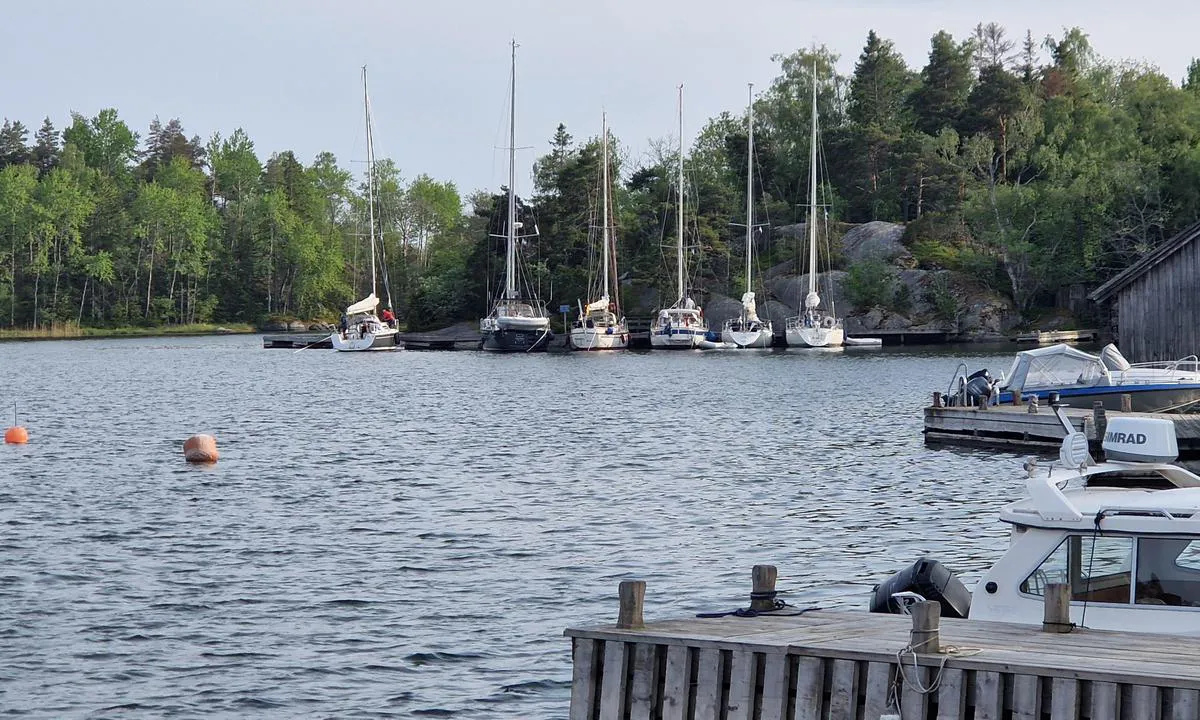 Arholma - Österhamn: {"base": "en", "no": "Pontoen kan holde omtrent 10 b\u00e5ter med akteranker.", "se": "Pontonen kan rymma cirka 10 b\u00e5tar med akterankare.", "en": "The pontoon can hold about 10 boats with stern Anchor.", "da": "Pontonen kan holde omkring 10 b\u00e5de med agteranker.", "fr": "Le ponton peut accueillir environ 10 bateaux avec une ancre arri\u00e8re.", "de": "Der Ponton kann etwa 10 Boote mit Heckanker aufnehmen.", "es": "El pont\u00f3n puede albergar aproximadamente 10 barcos con ancla de popa.", "it": "Il pontile pu\u00f2 ospitare circa 10 barche con ancora di poppa.", "pt": "O pont\u00e3o pode acomodar cerca de 10 barcos com \u00e2ncora de popa.", "nl": "De drijvende steiger kan ongeveer 10 boten met hekanker houden.", "pl": "Ponton mo\u017ce pomie\u015bci\u0107 oko\u0142o 10 \u0142odzi z kotwic\u0105 rufow\u0105.", "uk": "\u041f\u043e\u043d\u0442\u043e\u043d \u043c\u043e\u0436\u0435 \u0432\u043c\u0456\u0441\u0442\u0438\u0442\u0438 \u0431\u043b\u0438\u0437\u044c\u043a\u043e 10 \u0447\u043e\u0432\u043d\u0456\u0432 \u0437 \u043a\u043e\u0440\u043c\u043e\u0432\u0438\u043c \u044f\u043a\u043e\u0440\u0435\u043c.", "ro": "Pontonul poate g\u0103zdui aproximativ 10 b\u0103rci cu ancor\u0103 de pupa.", "tr": "Pontoon yakla\u015f\u0131k 10 tekneyi k\u0131\u00e7 demiri ile bar\u0131nd\u0131rabilir.", "el": "\u0397 \u03b5\u03be\u03ad\u03b4\u03c1\u03b1 \u03bc\u03c0\u03bf\u03c1\u03b5\u03af \u03bd\u03b1 \u03c6\u03b9\u03bb\u03bf\u03be\u03b5\u03bd\u03ae\u03c3\u03b5\u03b9 \u03c0\u03b5\u03c1\u03af\u03c0\u03bf\u03c5 10 \u03c3\u03ba\u03ac\u03c6\u03b7 \u03bc\u03b5 \u03c0\u03c1\u03c5\u03bc\u03bc\u03b9\u03ac \u03ac\u03b3\u03ba\u03c5\u03c1\u03b1.", "cs": "Pontony mohou pojmout asi 10 lod\u00ed se z\u00e1\u010fov\u00fdm kotvou.", "hu": "A ponton k\u00f6r\u00fclbel\u00fcl 10 haj\u00f3t tud befogadni h\u00e1ts\u00f3 horgonyz\u00e1ssal.", "fi": "Ponttoni voi pit\u00e4\u00e4 noin 10 venett\u00e4 per\u00e4ankkurilla.", "bg": "\u041f\u043e\u043d\u0442\u043e\u043d\u044a\u0442 \u043c\u043e\u0436\u0435 \u0434\u0430 \u043f\u043e\u0431\u0435\u0440\u0435 \u043e\u043a\u043e\u043b\u043e 10 \u043b\u043e\u0434\u043a\u0438 \u0441\u044a\u0441 \u0437\u0430\u0434\u0435\u043d \u043a\u043e\u0442\u0432\u0430.", "sr": "Ponton mo\u017ee primiti oko 10 \u010damaca sa sidrom na krmi.", "et": "Pontoon mahutab umbes 10 paati ahtrikotse kinnitamisega.", "lv": "Pontons var izmitin\u0101t aptuveni 10 laivas ar paka\u013ckl\u0101ja enkuru.", "lt": "Pontonas gali priimti apie 10 laiv\u0173, kurie pritvirtinti inkaru gale."}
