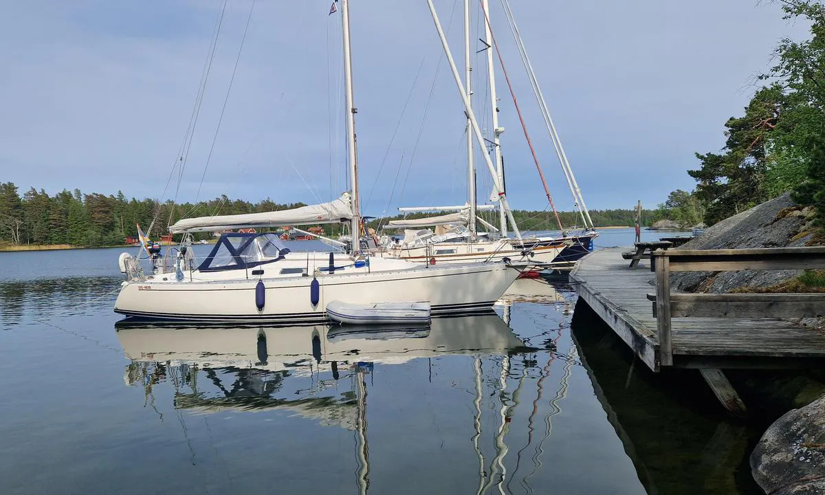 Arholma - Österhamn: {"base": "en", "no": "P\u00e5 flytebryggen finner du en piknikplass, men ikke vann eller str\u00f8m.", "se": "P\u00e5 pontonen hittar du en picknick men inget vatten eller elektricitet.", "en": "On the pontoon you will find a picnic but no water nor electricity.", "da": "P\u00e5 pontonen finder du et picnicomr\u00e5de, men ingen vand eller elektricitet.", "fr": "Sur le ponton, vous trouverez un pique-nique mais pas d'eau ni d'\u00e9lectricit\u00e9.", "de": "Auf dem Ponton finden Sie einen Picknickplatz, aber kein Wasser und keinen Strom.", "es": "En el pont\u00f3n encontrar\u00e1 un \u00e1rea de picnic, pero no hay agua ni electricidad.", "it": "Sul pontile troverete un'area per picnic ma non ci sono n\u00e9 acqua n\u00e9 elettricit\u00e0.", "pt": "No pont\u00e3o voc\u00ea encontrar\u00e1 uma \u00e1rea de piquenique, mas n\u00e3o h\u00e1 \u00e1gua nem eletricidade.", "nl": "Op de ponton vind je een picknickplaats maar geen water of elektriciteit.", "pl": "Na pomostach znajduje si\u0119 miejsce na piknik, ale brak jest wody i pr\u0105du.", "uk": "\u041d\u0430 \u043f\u043e\u043d\u0442\u043e\u043d\u0456 \u0432\u0438 \u0437\u043d\u0430\u0439\u0434\u0435\u0442\u0435 \u043c\u0456\u0441\u0446\u0435 \u0434\u043b\u044f \u043f\u0456\u043a\u043d\u0456\u043a\u0430, \u0430\u043b\u0435 \u043d\u0435\u043c\u0430\u0454 \u043d\u0456 \u0432\u043e\u0434\u0438, \u043d\u0456 \u0435\u043b\u0435\u043a\u0442\u0440\u0438\u043a\u0438.", "ro": "Pe ponton ve\u021bi g\u0103si un loc de picnic, dar f\u0103r\u0103 ap\u0103 \u0219i f\u0103r\u0103 electricitate.", "tr": "Pontonda piknik alan\u0131 bulacaks\u0131n\u0131z ancak su veya elektrik yok.", "el": "\u03a3\u03c4\u03b7\u03bd \u03c0\u03bb\u03c9\u03c4\u03ae \u03b5\u03be\u03ad\u03b4\u03c1\u03b1 \u03b8\u03b1 \u03b2\u03c1\u03b5\u03af\u03c4\u03b5 \u03ad\u03bd\u03b1\u03bd \u03c7\u03ce\u03c1\u03bf \u03b3\u03b9\u03b1 \u03c0\u03b9\u03ba\u03bd\u03af\u03ba \u03b1\u03bb\u03bb\u03ac \u03bf\u03cd\u03c4\u03b5 \u03bd\u03b5\u03c1\u03cc \u03bf\u03cd\u03c4\u03b5 \u03b7\u03bb\u03b5\u03ba\u03c4\u03c1\u03b9\u03ba\u03cc \u03c1\u03b5\u03cd\u03bc\u03b1.", "cs": "Na pontonu najdete piknik, ale nen\u00ed zde voda ani elekt\u0159ina.", "hu": "A pontonon tal\u00e1l egy piknikhelyet, de nincs se v\u00edz, se \u00e1ram.", "fi": "Laiturilta l\u00f6yd\u00e4t piknik-alueen, mutta ei vett\u00e4 eik\u00e4 s\u00e4hk\u00f6\u00e4.", "bg": "\u041d\u0430 \u043f\u043e\u043d\u0442\u043e\u043d\u0430 \u0449\u0435 \u043d\u0430\u043c\u0435\u0440\u0438\u0442\u0435 \u043c\u044f\u0441\u0442\u043e \u0437\u0430 \u043f\u0438\u043a\u043d\u0438\u043a, \u043d\u043e \u043d\u044f\u043c\u0430 \u0432\u043e\u0434\u0430 \u0438\u043b\u0438 \u0435\u043b\u0435\u043a\u0442\u0440\u0438\u0447\u0435\u0441\u0442\u0432\u043e.", "sr": "\u041d\u0430 \u043f\u043e\u043d\u0442\u043e\u043d\u0443 \u045b\u0435\u0442\u0435 \u043d\u0430\u045b\u0438 \u043c\u0435\u0441\u0442\u043e \u0437\u0430 \u043f\u0438\u043a\u043d\u0438\u043a, \u0430\u043b\u0438 \u043d\u0435\u043c\u0430 \u0432\u043e\u0434\u0435 \u043d\u0438\u0442\u0438 \u0435\u043b\u0435\u043a\u0442\u0440\u0438\u0447\u043d\u0435 \u0435\u043d\u0435\u0440\u0433\u0438\u0458\u0435.", "et": "Pontoonil leiate piknikuala, kuid seal pole vett ega elektrit.", "lv": "Uz pontona j\u016bs atrad\u012bsiet piknika vietu, bet neb\u016bs ne \u016bdens, ne elektr\u012bbas.", "lt": "Ant pontono rasite piknik\u0105, ta\u010diau n\u0117ra nei vandens, nei elektros."}