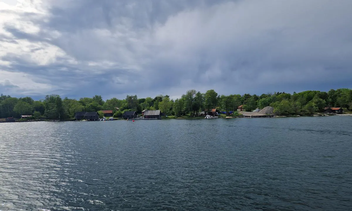 Arholma - Österhamn: {"base": "en", "no": "Utsikt fra flytebryggen mot ankringsomr\u00e5det", "se": "Utsikt fr\u00e5n pontonen mot ankringsomr\u00e5det", "en": "View from the pontoon on the anchoring area", "da": "Udsigt fra pontonen til ankerpladsen", "fr": "Vue depuis le ponton sur la zone de mouillage", "de": "Blick vom Ponton auf das Ankergebiet", "es": "Vista desde el pantal\u00e1n sobre la zona de fondeo", "it": "Vista dal pontile sull'area di ancoraggio", "pt": "Vista do pont\u00e3o para a \u00e1rea de ancoragem", "nl": "Uitzicht vanaf de ponton op het ankergebied", "pl": "Widok z pomostu na stref\u0119 kotwiczenia", "uk": "\u0412\u0438\u0434 \u0437 \u043f\u043e\u043d\u0442\u043e\u043d\u0430 \u043d\u0430 \u0437\u043e\u043d\u0443 \u044f\u043a\u0456\u0440\u043d\u043e\u0433\u043e \u0441\u0442\u043e\u044f\u043d\u043d\u044f", "ro": "Vedere de pe ponton c\u0103tre zona de ancorare", "tr": "Paso iskeleden demirleme sahas\u0131na bak\u0131\u015f", "el": "\u0398\u03ad\u03b1 \u03b1\u03c0\u03cc \u03c4\u03b7\u03bd \u03c0\u03bb\u03c9\u03c4\u03ae \u03b5\u03be\u03ad\u03b4\u03c1\u03b1 \u03c3\u03c4\u03b7\u03bd \u03c0\u03b5\u03c1\u03b9\u03bf\u03c7\u03ae \u03b1\u03b3\u03ba\u03c5\u03c1\u03bf\u03b2\u03cc\u03bb\u03b7\u03c3\u03b7\u03c2", "cs": "V\u00fdhled z pontonu na kotvi\u0161t\u011b", "hu": "Kil\u00e1t\u00e1s a pontonr\u00f3l a horgonyz\u00f3 ter\u00fcletre", "fi": "N\u00e4kym\u00e4 ponttonilta kiinnitysalueelle", "bg": "\u0418\u0437\u0433\u043b\u0435\u0434 \u043e\u0442 \u043f\u043e\u043d\u0442\u043e\u043d\u0430 \u043a\u044a\u043c \u0437\u043e\u043d\u0430\u0442\u0430 \u0437\u0430 \u0437\u0430\u043a\u043e\u0442\u0432\u044f\u043d\u0435", "sr": "Pogled sa pontona na podru\u010dje sidrenja", "et": "Vaade pontoonilt ankrualale", "lv": "Skats no pontona uz enkuro\u0161anas zonu", "lt": "Vaizdas i\u0161 pontono \u012f inkaravimo zon\u0105"}