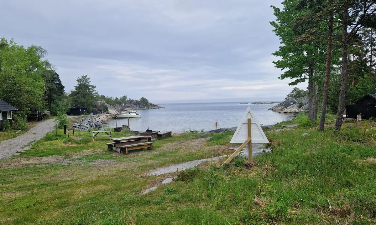 Arholma - Skvallerhamnen: {"base": "en", "no": "Utsikt over bukten fra land", "se": "Utsikt \u00f6ver bukten fr\u00e5n land", "en": "View of the bay from land", "da": "Udsigt over bugten fra land", "fr": "Vue de la baie depuis la terre", "de": "Blick auf die Bucht von Land aus", "es": "Vista de la bah\u00eda desde tierra", "it": "Vista della baia dalla terraferma", "pt": "Vista da ba\u00eda a partir de terra", "nl": "Uitzicht op de baai vanaf het land", "pl": "Widok na zatok\u0119 z l\u0105du", "uk": "\u0412\u0438\u0434 \u043d\u0430 \u0437\u0430\u0442\u043e\u043a\u0443 \u0437 \u0441\u0443\u0448\u0456", "ro": "Vedere a golfului de pe uscat", "tr": "Karadan k\u00f6rfez manzaras\u0131", "el": "\u0398\u03ad\u03b1 \u03c4\u03bf\u03c5 \u03ba\u03cc\u03bb\u03c0\u03bf\u03c5 \u03b1\u03c0\u03cc \u03c4\u03b7\u03bd \u03be\u03b7\u03c1\u03ac", "cs": "Pohled na z\u00e1liv z pevniny", "hu": "Kil\u00e1t\u00e1s az \u00f6b\u00f6lre a partr\u00f3l", "fi": "N\u00e4kym\u00e4 lahdelta maalta", "bg": "\u0413\u043b\u0435\u0434\u043a\u0430 \u043a\u044a\u043c \u0437\u0430\u043b\u0438\u0432\u0430 \u043e\u0442 \u0441\u0443\u0448\u0430\u0442\u0430", "sr": "Pogled na zaliv sa kopna", "et": "Vaade lahele maalt", "lv": "Skats uz l\u012bci no sauszemes", "lt": "\u012elankos vaizdas nuo kranto"}