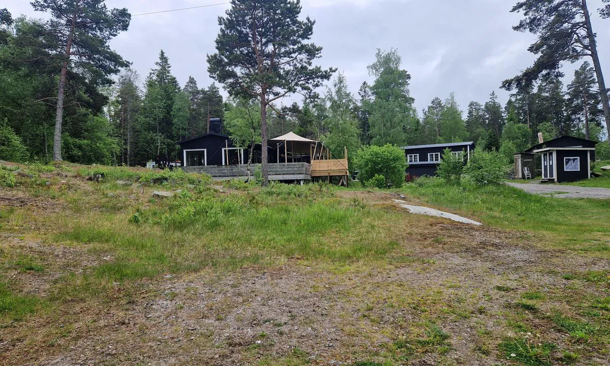 Arholma - Skvallerhamnen: {"base": "en", "no": "Utsikt mot land fra landingspunktet", "se": "Utsikt \u00f6ver land fr\u00e5n landningsplatsen", "en": "View of land from the landing point", "da": "Udsigt over landet fra anl\u00f8bsstedet", "fr": "Vue de la terre depuis le point de d\u00e9barquement", "de": "Landblick vom Anlandeplatz", "es": "Vista de tierra desde el punto de desembarco", "it": "Vista della terra dal punto di sbarco", "pt": "Vista da terra a partir do ponto de desembarque", "nl": "Uitzicht op het land vanaf het aanlegpunt", "pl": "Widok l\u0105du z punktu l\u0105dowania", "uk": "\u0412\u0438\u0434 \u043d\u0430 \u0441\u0443\u0448\u0443 \u0437 \u0442\u043e\u0447\u043a\u0438 \u0432\u0438\u0441\u0430\u0434\u043a\u0438", "ro": "Vedere de pe uscat din punctul de debarcare", "tr": "Kara manzaras\u0131 ini\u015f noktas\u0131ndan g\u00f6r\u00fcn\u00fcm", "el": "\u0398\u03ad\u03b1 \u03c4\u03b7\u03c2 \u03be\u03b7\u03c1\u03ac\u03c2 \u03b1\u03c0\u03cc \u03c4\u03bf \u03c3\u03b7\u03bc\u03b5\u03af\u03bf \u03c0\u03c1\u03bf\u03c3\u03b3\u03b5\u03af\u03c9\u03c3\u03b7\u03c2", "cs": "Pohled na pevninu z p\u0159ist\u00e1vac\u00edho bodu", "hu": "Kil\u00e1t\u00e1s a sz\u00e1razf\u00f6ldre a lesz\u00e1ll\u00e1si pontr\u00f3l", "fi": "N\u00e4kym\u00e4 maaalueesta laskupaikalta", "bg": "\u0418\u0437\u0433\u043b\u0435\u0434 \u043a\u044a\u043c \u0441\u0443\u0448\u0430\u0442\u0430 \u043e\u0442 \u043c\u044f\u0441\u0442\u043e\u0442\u043e \u0437\u0430 \u0430\u043a\u043e\u0441\u0442\u0438\u0440\u0430\u043d\u0435", "sr": "Pogled na kopno sa ta\u010dke pristajanja", "et": "Vaade maale maabumiskohast", "lv": "Skats uz zemi no izk\u0101p\u0161anas punkta", "lt": "Vaizdas \u012f \u017eem\u0119 i\u0161 i\u0161silaipinimo ta\u0161ko"}