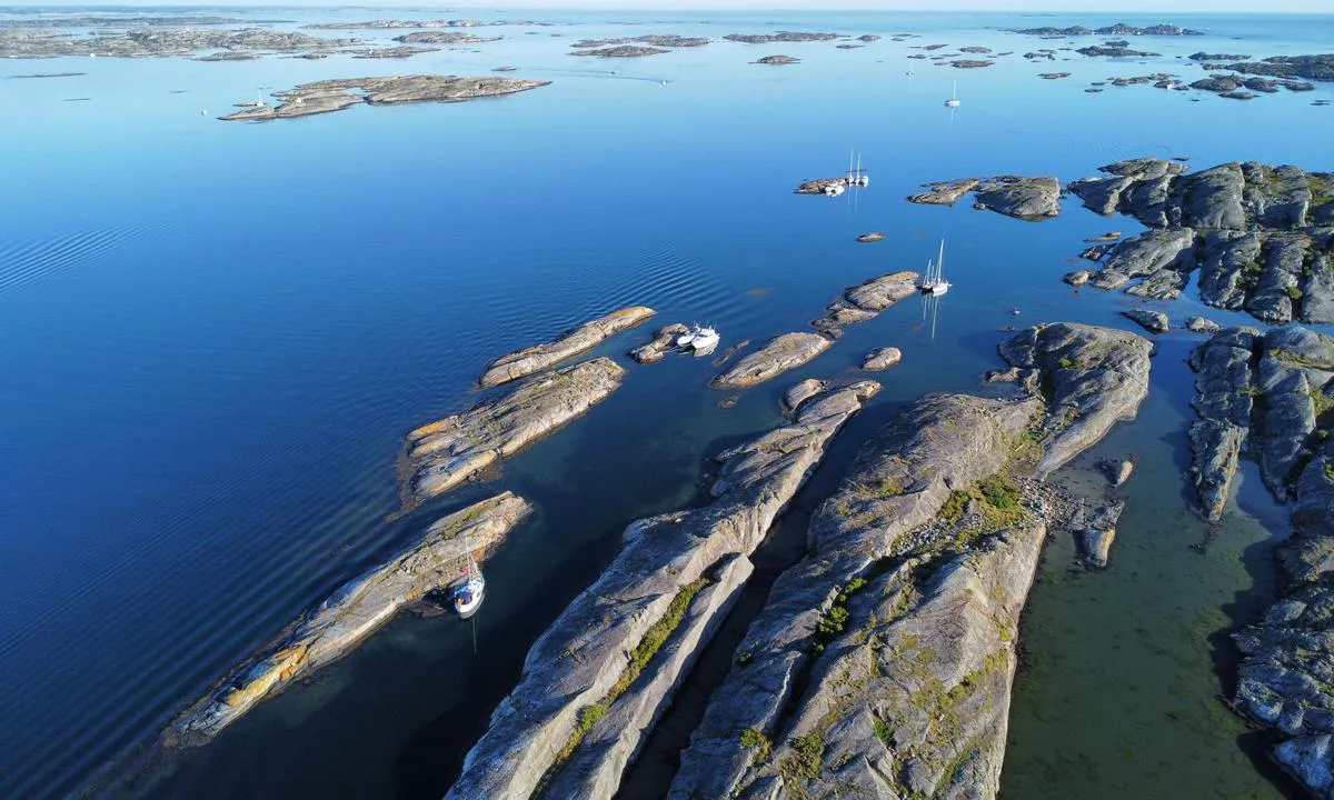 Arholmen East: {"base": "en", "no": "Bilde tatt fra nord. Du g\u00e5r inn fra \u00f8verste venstre hj\u00f8rne i bildet.", "se": "Bild tagen fr\u00e5n norr. Du g\u00e5r in fr\u00e5n det \u00f6vre v\u00e4nstra h\u00f6rnet i bilden.", "en": "Picture taken from north. You enter from the opper left corner in the image.", "da": "Billede taget fra nord. Du sejler ind fra det \u00f8verste venstre hj\u00f8rne i billedet."}