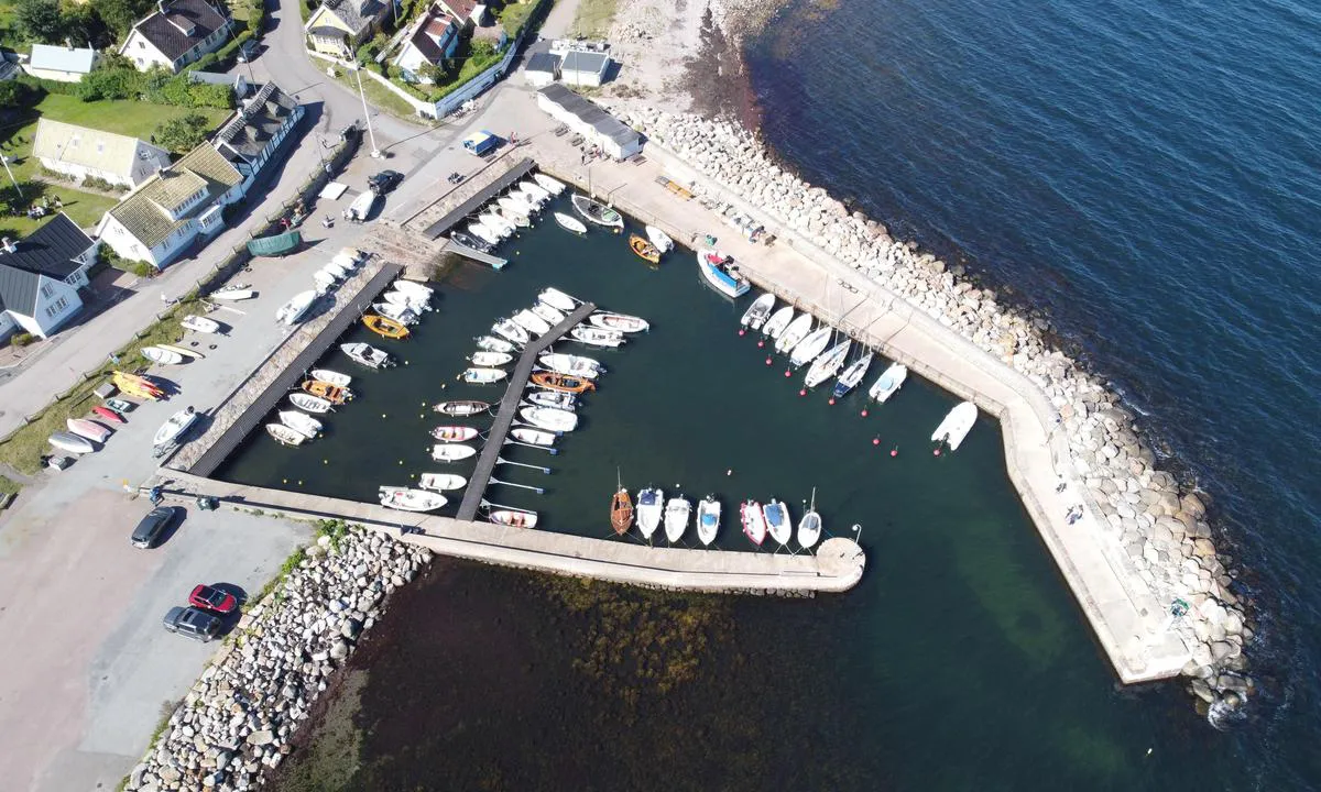 {"base": "se", "no": "Arilds Havn", "se": "Arilds Hamn", "en": "Arild's Harbour", "da": "Arilds Havn"}