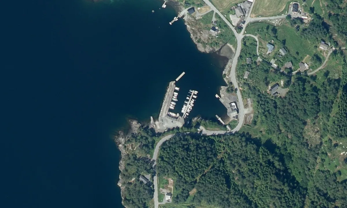 Flyfoto av Arnavik Båthavn