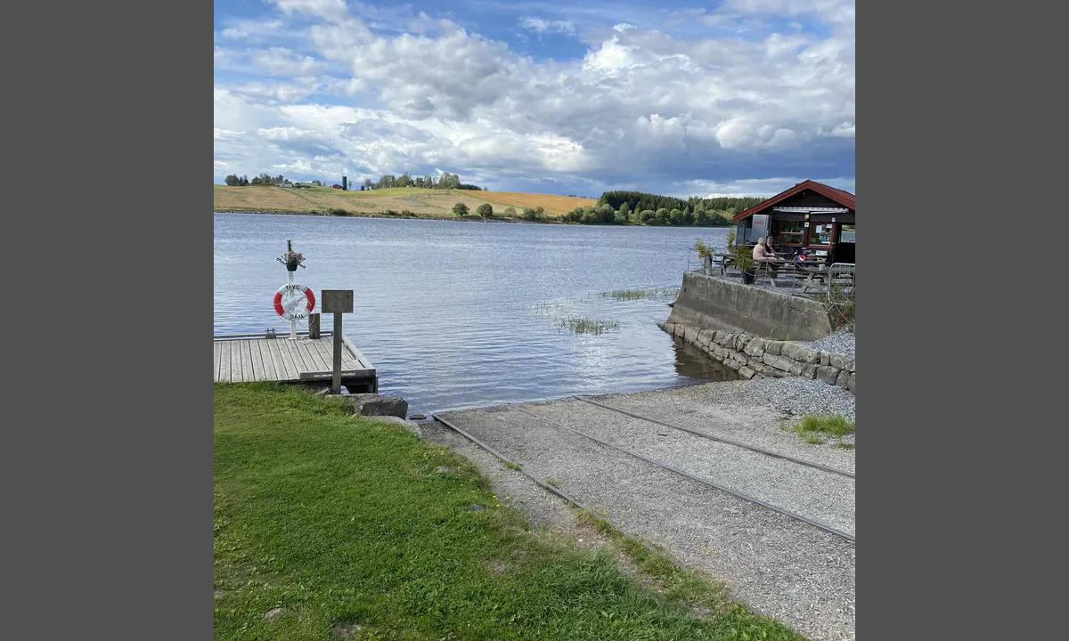 Årnes: {"base": "no", "no": "Fin b\u00e5tslipp", "se": "Fin b\u00e5tslip", "en": "Nice boat slip", "da": "Fin b\u00e5dslip"}