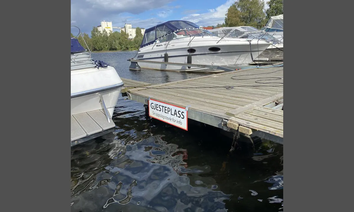 Årnes: {"base": "no", "no": "Gjesteplassene er merket. Men v\u00e6r obs p\u00e5 at det kan v\u00e6re grunt helt inne ved promenaden", "se": "G\u00e4stplatserna \u00e4r m\u00e4rkta. Men var uppm\u00e4rksam p\u00e5 att det kan vara grunt \u00e4nda inne vid promenaden", "en": "The guest spots are marked. But be aware that it can be shallow right up by the promenade.", "da": "G\u00e6stepladserne er markeret. Men v\u00e6r opm\u00e6rksom p\u00e5 at det kan v\u00e6re lavt helt inde ved promenaden."}