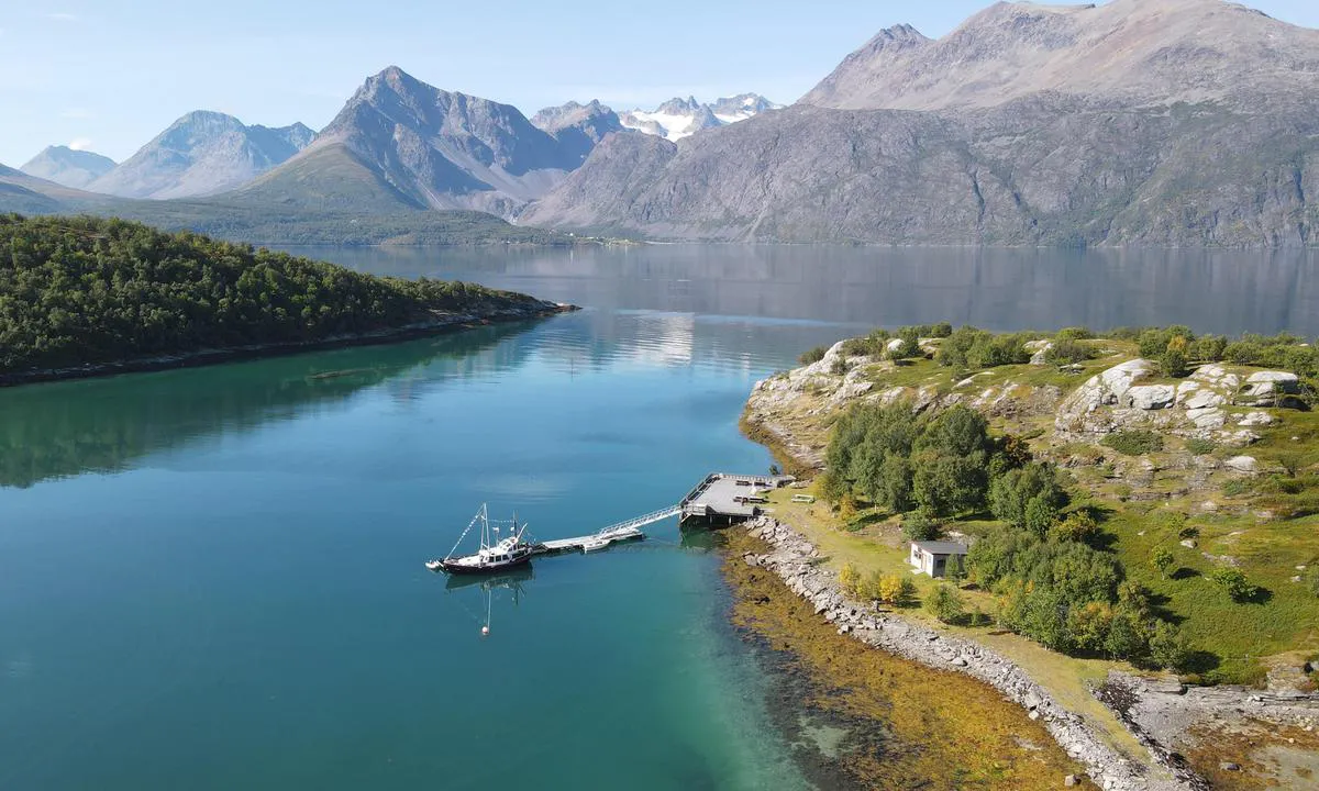 Årøyholmen: {"base": "de", "no": "Ubebodd \u00f8y, god brygge med badstue og grillplass. Obs, v\u00e6r forsiktig ved navigasjon inn, da grunner er feil merket p\u00e5 sj\u00f8kart.", "se": "Obebodd \u00f6, bra brygga med bastu och grillplats. Obs, n\u00e4rma dig f\u00f6rsiktigt eftersom grund \u00e4r felaktigt markerade p\u00e5 sj\u00f6kort.", "en": "Uninhabited island, good dock with sauna and barbecue area. Attention, navigate carefully, as the shallow areas are incorrectly marked on the nautical chart.", "da": "Ubeboet \u00f8, god bro med sauna og grillplads. Pas p\u00e5, styr forsigtigt ind, da lavvandede omr\u00e5der er markeret forkert i s\u00f8kortet.", "fr": "\u00cele inhabit\u00e9e, bon quai avec sauna et aire de barbecue. Attention, approchez prudemment, car les hauts-fonds sont mal marqu\u00e9s sur la carte marine.", "de": "Unbewohnte Insel, guter Steg mit Sauna und Grillplatz. Achtung, vorsichtig ansteuern, da die Untiefen falsch in Seekarte markiert sind.", "es": "Isla deshabitada, buen muelle con sauna y \u00e1rea de parrillas. Atenci\u00f3n, aproximaci\u00f3n cuidadosa, ya que los baj\u00edos est\u00e1n mal marcados en la carta n\u00e1utica.", "it": "Isola disabitata, buon pontile con sauna e area barbecue. Attenzione, avvicinarsi con cautela, poich\u00e9 le secche sono segnate erroneamente nella carta nautica.", "pt": "Ilha desabitada, bom cais com sauna e \u00e1rea de churrasco. Aten\u00e7\u00e3o, navegue com cautela, pois os baixios est\u00e3o incorretamente marcados no mapa n\u00e1utico.", "nl": "Onbewoond eiland, goede steiger met sauna en barbecueplaats. Let op, voorzichtig aanvaren, omdat de ondieptes verkeerd op de zeekaart zijn aangegeven.", "pl": "Niezamieszkana wyspa, dobry pomost z saun\u0105 i miejscem do grillowania. Uwaga, ostro\u017cnie podchodzi\u0107, poniewa\u017c mielizny s\u0105 b\u0142\u0119dnie oznaczone na mapie nawigacyjnej.", "uk": "\u041d\u0435\u0437\u0430\u0441\u0435\u043b\u0435\u043d\u0438\u0439 \u043e\u0441\u0442\u0440\u0456\u0432, \u0434\u043e\u0431\u0440\u0438\u0439 \u043f\u0456\u0440\u0441 \u0437 \u0441\u0430\u0443\u043d\u043e\u044e \u0442\u0430 \u043c\u0456\u0441\u0446\u0435\u043c \u0434\u043b\u044f \u0433\u0440\u0438\u043b\u044e. \u0423\u0432\u0430\u0433\u0430, \u043e\u0431\u0435\u0440\u0435\u0436\u043d\u043e \u043f\u0456\u0434\u043f\u043b\u0438\u0432\u0430\u0439\u0442\u0435, \u043e\u0441\u043a\u0456\u043b\u044c\u043a\u0438 \u043c\u0456\u043b\u043a\u043e\u0432\u043e\u0434\u0434\u044f \u043d\u0435\u043f\u0440\u0430\u0432\u0438\u043b\u044c\u043d\u043e \u043f\u043e\u0437\u043d\u0430\u0447\u0435\u043d\u0456 \u0432 \u043c\u043e\u0440\u0441\u044c\u043a\u0456\u0439 \u043a\u0430\u0440\u0442\u0456.", "ro": "Insul\u0103 nelocuit\u0103, debarcader bun cu saun\u0103 \u0219i loc pentru gr\u0103tar. Aten\u021bie, apropia\u021bi-v\u0103 cu grij\u0103, deoarece st\u00e2ncile sunt marcate gre\u0219it pe harta maritim\u0103.", "tr": "Iss\u0131z ada, iyi bir iskele ile sauna ve mangal alan\u0131. Dikkat, s\u0131\u011fl\u0131klara dikkat edilerek yakla\u015f\u0131lmal\u0131, \u00e7\u00fcnk\u00fc deniz haritas\u0131nda yanl\u0131\u015f i\u015faretlenmi\u015ftir.", "el": "\u0391\u03ba\u03b1\u03c4\u03bf\u03af\u03ba\u03b7\u03c4\u03bf \u03bd\u03b7\u03c3\u03af, \u03ba\u03b1\u03bb\u03cc\u03c2 \u03bc\u03cc\u03bb\u03bf\u03c2 \u03bc\u03b5 \u03c3\u03ac\u03bf\u03c5\u03bd\u03b1 \u03ba\u03b1\u03b9 \u03c7\u03ce\u03c1\u03bf \u03b3\u03b9\u03b1 \u03bc\u03c0\u03ac\u03c1\u03bc\u03c0\u03b5\u03ba\u03b9\u03bf\u03c5. \u03a0\u03c1\u03bf\u03c3\u03bf\u03c7\u03ae, \u03c0\u03bb\u03b7\u03c3\u03b9\u03ac\u03c3\u03c4\u03b5 \u03c0\u03c1\u03bf\u03c3\u03b5\u03ba\u03c4\u03b9\u03ba\u03ac, \u03ba\u03b1\u03b8\u03ce\u03c2 \u03c4\u03b1 \u03c1\u03b7\u03c7\u03ac \u03bd\u03b5\u03c1\u03ac \u03b5\u03af\u03bd\u03b1\u03b9 \u03bb\u03b1\u03bd\u03b8\u03b1\u03c3\u03bc\u03ad\u03bd\u03b1 \u03c3\u03b7\u03bc\u03b5\u03b9\u03c9\u03bc\u03ad\u03bd\u03b1 \u03c3\u03c4\u03bf\u03bd \u03bd\u03b1\u03c5\u03c4\u03b9\u03ba\u03cc \u03c7\u03ac\u03c1\u03c4\u03b7.", "cs": "Neobydlen\u00fd ostrov, dobr\u00e9 molo se saunou a grilovac\u00edm m\u00edstem. Pozor, opatrn\u011b p\u0159istupujte, proto\u017ee m\u011bl\u010diny jsou nespr\u00e1vn\u011b ozna\u010den\u00e9 v n\u00e1mo\u0159n\u00ed map\u011b.", "hu": "Lakatlan sziget, j\u00f3 m\u00f3l\u00f3 szaun\u00e1val \u00e9s grillez\u0151 hellyel. Vigy\u00e1zzon, \u00f3vatosan k\u00f6zel\u00edtsen, mert a z\u00e1tonyok rosszul vannak jel\u00f6lve a tengeri t\u00e9rk\u00e9pen.", "fi": "Asumaton saari, hyv\u00e4 laituri saunan ja grillipaikan kanssa. Huomio, l\u00e4hesty varoen, sill\u00e4 matalikot on merkitty v\u00e4\u00e4rin merikarttaan.", "bg": "\u041d\u0435\u043d\u0430\u0441\u0435\u043b\u0435\u043d \u043e\u0441\u0442\u0440\u043e\u0432, \u0434\u043e\u0431\u0440\u043e \u043f\u0440\u0438\u0441\u0442\u0430\u043d\u0438\u0449\u0435 \u0441\u044a\u0441 \u0441\u0430\u0443\u043d\u0430 \u0438 \u043c\u044f\u0441\u0442\u043e \u0437\u0430 \u0433\u0440\u0438\u043b. \u0412\u043d\u0438\u043c\u0430\u043d\u0438\u0435, \u043f\u043e\u0434\u0445\u043e\u0436\u0434\u0430\u0439\u0442\u0435 \u0432\u043d\u0438\u043c\u0430\u0442\u0435\u043b\u043d\u043e, \u0442\u044a\u0439 \u043a\u0430\u0442\u043e \u043f\u043b\u0438\u0442\u0447\u0438\u043d\u0438\u0442\u0435 \u0441\u0430 \u043d\u0435\u043f\u0440\u0430\u0432\u0438\u043b\u043d\u043e \u043e\u0442\u0431\u0435\u043b\u044f\u0437\u0430\u043d\u0438 \u043d\u0430 \u043c\u043e\u0440\u0441\u043a\u0430\u0442\u0430 \u043a\u0430\u0440\u0442\u0430.", "sr": "Nenaseljeno ostrvo, dobar pristani\u0161te sa saunom i mestom za ro\u0161tilj. Pa\u017enja, pa\u017eljivo pristupiti, jer su plitka mesta pogre\u0161no ozna\u010dena na nauti\u010dkoj karti.", "et": "Asustamata saar, hea kai sauna ja grillimisalaga. T\u00e4helepanu, ettevaatlikult siseneda, sest madalikud on merikaardil valesti m\u00e4rgitud.", "lv": "Neapdz\u012bvota sala, laba piest\u0101tne ar saunu un grila vietu. Uzman\u012bbu, piesardz\u012bgi piest\u0101t, jo sek\u013ci ir nepareizi atz\u012bm\u0113ti navig\u0101cijas kart\u0113s.", "lt": "Negyvenama sala, geras priplaukimo tiltas su sauna ir kepsnine. Atsargiai priplaukite, kadangi seklios vietos neteisingai pa\u017eym\u0117tos j\u016brlapyje."}