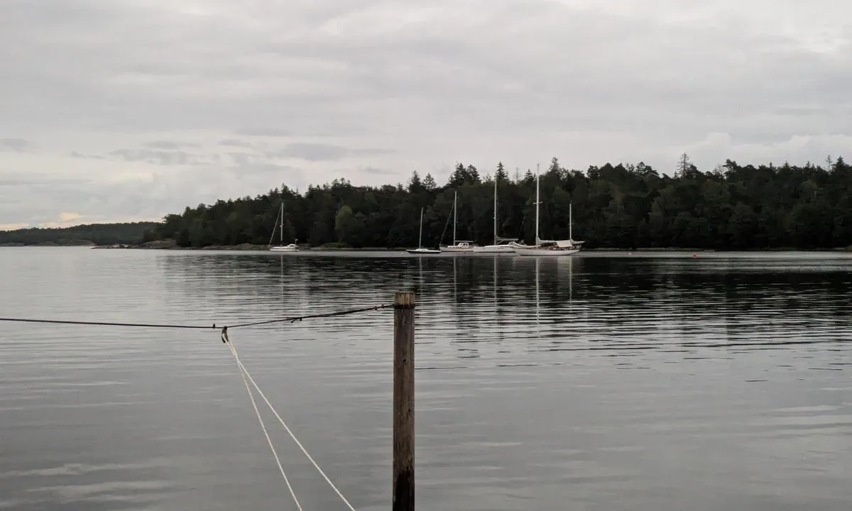 Årøysund: {"base": "no", "no": "4 b\u00e5ter p\u00e5 det som fremstod som private b\u00f8yer p\u00e5 \u00f8stsiden av sundet. God plass nord for dem.", "se": "4 b\u00e5tar p\u00e5 det som framstod som privata bojar p\u00e5 \u00f6stsidan av sundet. Gott om plats norr om dem.", "en": "4 boats on what appeared to be private buoys on the east side of the strait. Plenty of space north of them.", "da": "4 b\u00e5de p\u00e5 det som fremstod som private b\u00f8jer p\u00e5 \u00f8stsiden af sundet. God plads nord for dem."}