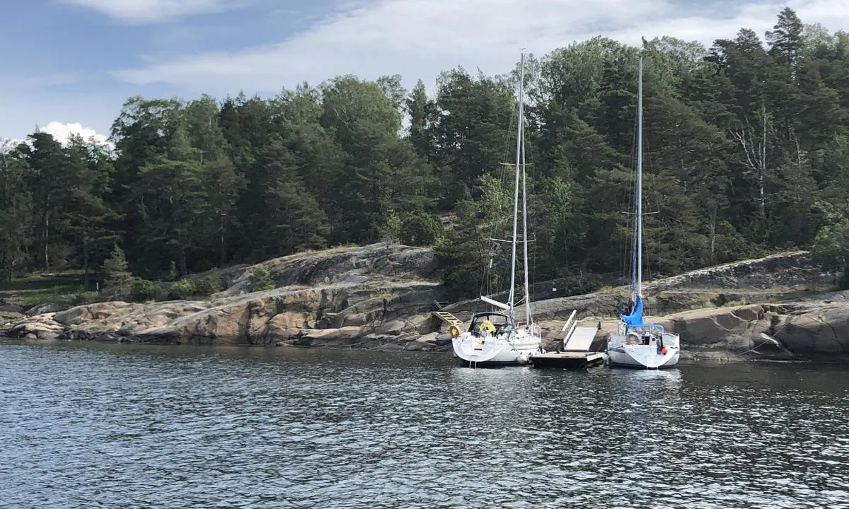 Søndre Årøy: {"base": "no", "no": "Liten flytebrygge \u00e5 fort\u00f8ye i ved bukta p\u00e5 sydsiden av S\u00f8ndre \u00c5r\u00f8y.", "se": "Liten flytbrygga att f\u00f6rt\u00f6ja vid bukten p\u00e5 sydsidan av S\u00f6dra \u00c5r\u00f6.", "en": "Small floating dock to moor at in the bay on the south side of S\u00f8ndre \u00c5r\u00f8y.", "da": "Lille flydebro til at fort\u00f8je ved bugten p\u00e5 sydsiden af S\u00f8ndre \u00c5r\u00f8y."}