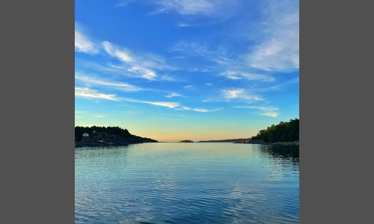 Årøysund: {"base": "no", "no": "Bilder tatt midt i sundet mot nord.", "se": "Bilder tagna mitt i sundet mot norr.", "en": "Images taken in the middle of the strait facing north.", "da": "Billeder taget midt i sundet mod nord."}