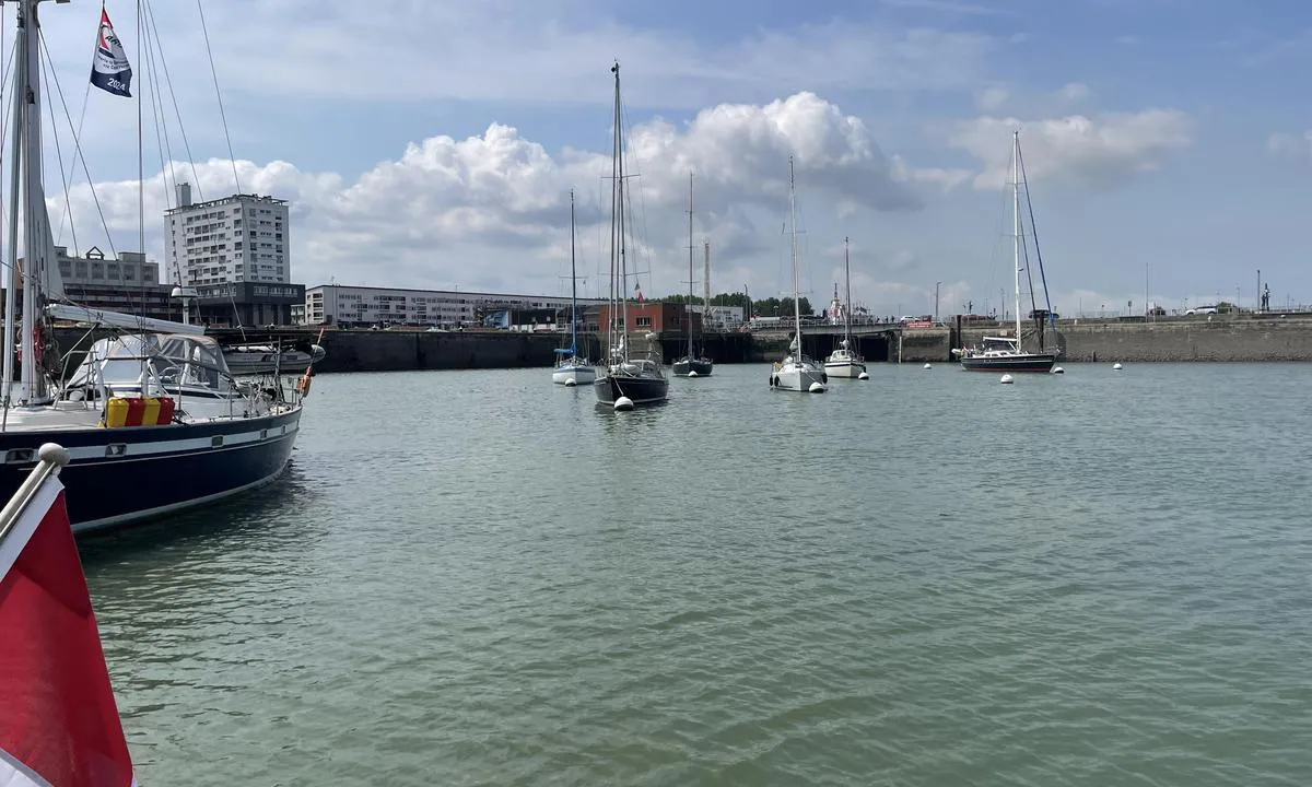 Arrière-port calais: {"base": "no", "no": "B\u00f8yehavn utenfor Calais marina. Man kan ligge gratis p\u00e5 b\u00f8yene og vente p\u00e5 at sluse/port inn til marinaen \u00e5pner 2 timer f\u00f8r h\u00f8yvann", "se": "Bojhamn utanf\u00f6r Calais marina. Man kan ligga gratis p\u00e5 bojarna och v\u00e4nta p\u00e5 att sluss/port in till marinan \u00f6ppnar 2 timmar f\u00f6re h\u00f6gvatten", "en": "Mooring buoys outside Calais marina. You can stay on the buoys for free and wait for the lock/gate to the marina to open 2 hours before high tide.", "da": "B\u00f8jehavn udenfor Calais marina. Man kan ligge gratis p\u00e5 b\u00f8jerne og vente p\u00e5 at sluse/port ind til marinaen \u00e5bner 2 timer f\u00f8r h\u00f8jvande."}