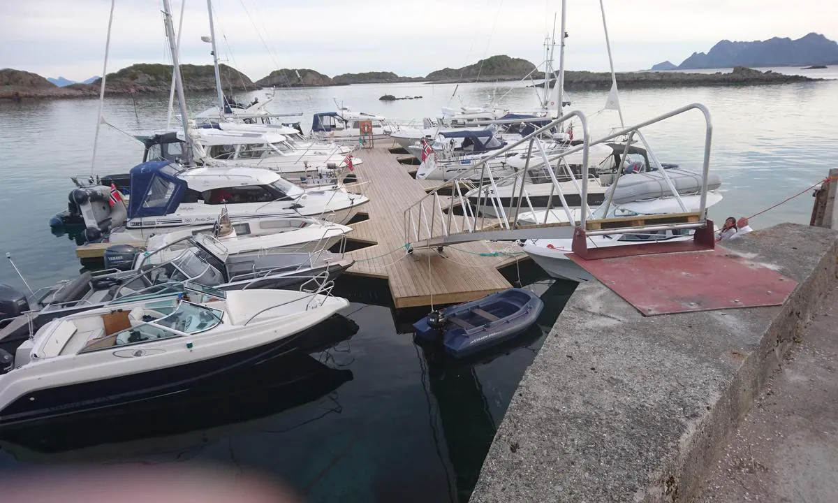 Årstein Båtforening: {"base": "no", "no": "Bilde tatt mot s\u00f8r. Fint utgangspunkt for \u00e5 g\u00e5 dronningruta opp til Stortind. Dusj og toalett ca.200m. fra havna (ved ruta til Stortind).", "se": "Bild tagen mot s\u00f6der. Bra utg\u00e5ngspunkt f\u00f6r att g\u00e5 Drottningleden upp till Stortind. Dusch och toalett ca. 200 m. fr\u00e5n hamnen (vid leden till Stortind).", "en": "Picture taken facing south. Great starting point for taking the Queen's Route up to Stortind. Shower and toilet approx. 200m from the harbor (along the route to Stortind).", "da": "Billede taget mod syd. Godt udgangspunkt for at tage \nDronningruten op til Stortind. Brusebad og toilet ca. 200m. fra havnen (ved \nruten til Stortind)."}